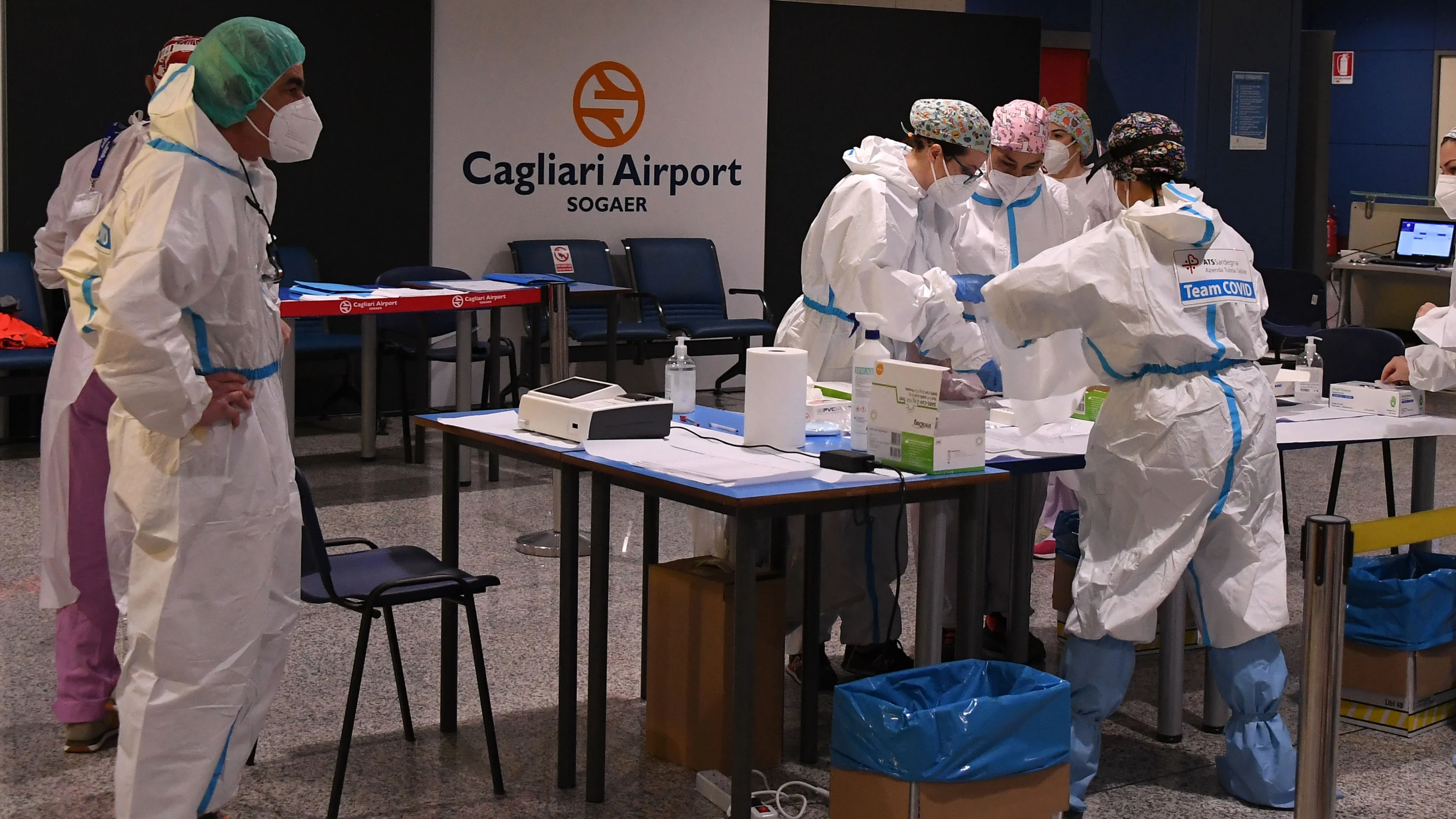 Nederlandse reizigers mogelijk nog weken vast in 'Oost-Duitse gevangenis' op Sicilië