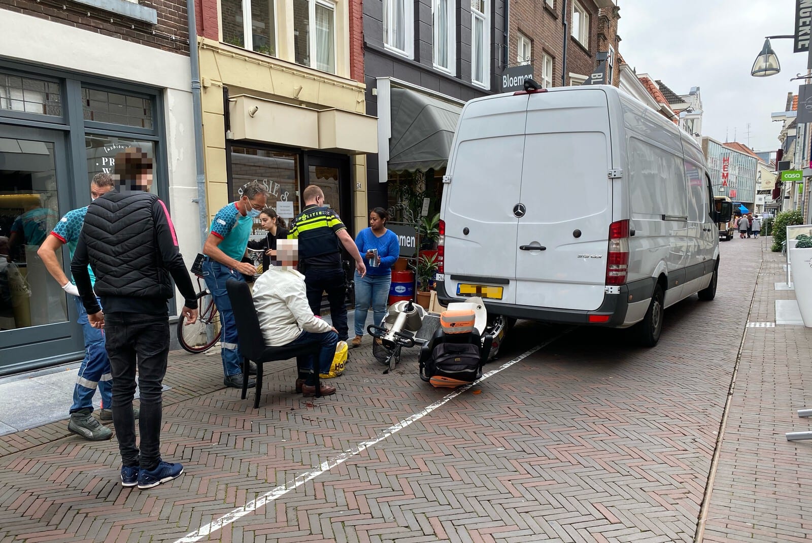Bestelbus rijdt scootmobiel doormidden in Deventer