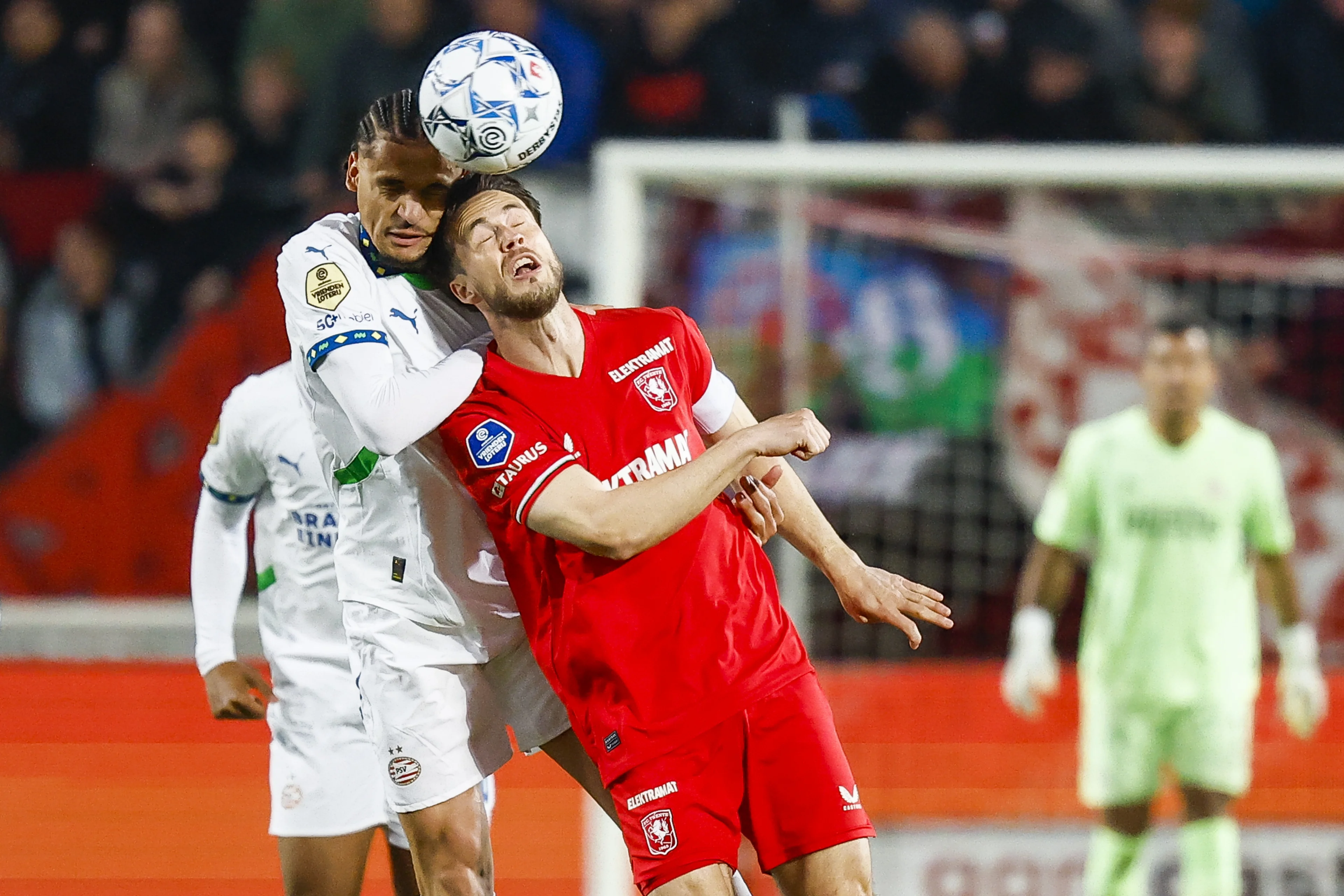 PSV houdt Eredivisie spannend met zege bij FC Twente