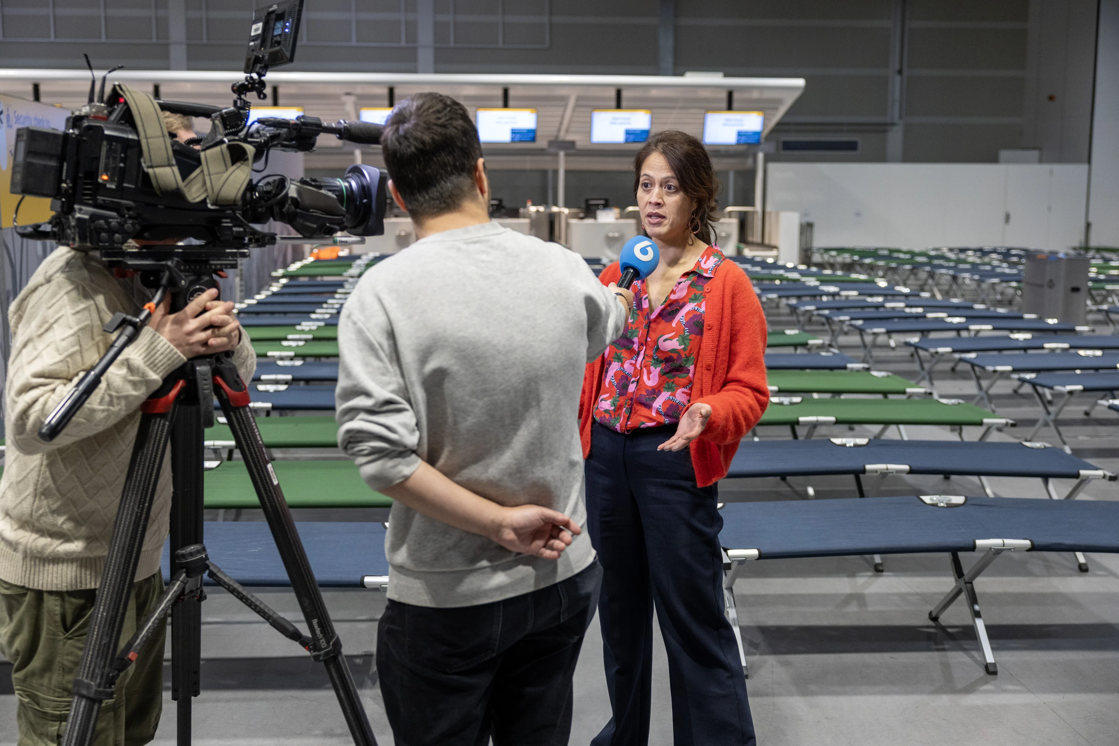 Honderden reizigers slapen op Schiphol na annuleringen door winterweer
