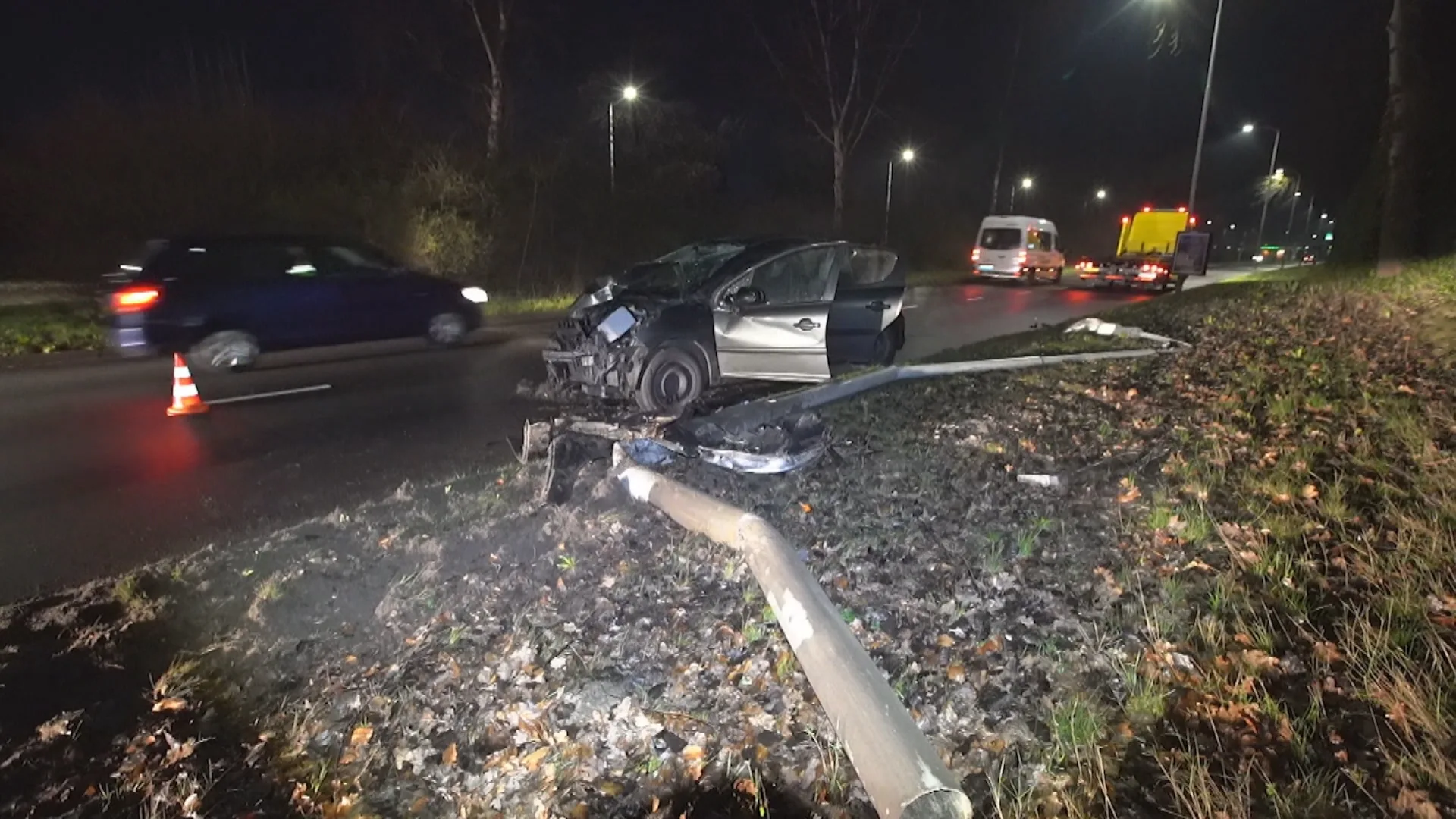 Auto vol flessen lachgas en lege ballonnen ramt lantaarnpaal in Eindhoven