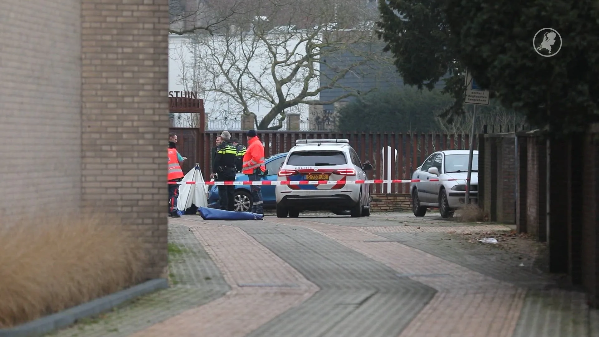 Vrouw (21) komt onder toegangspoort terecht en overlijdt in Roosendaal