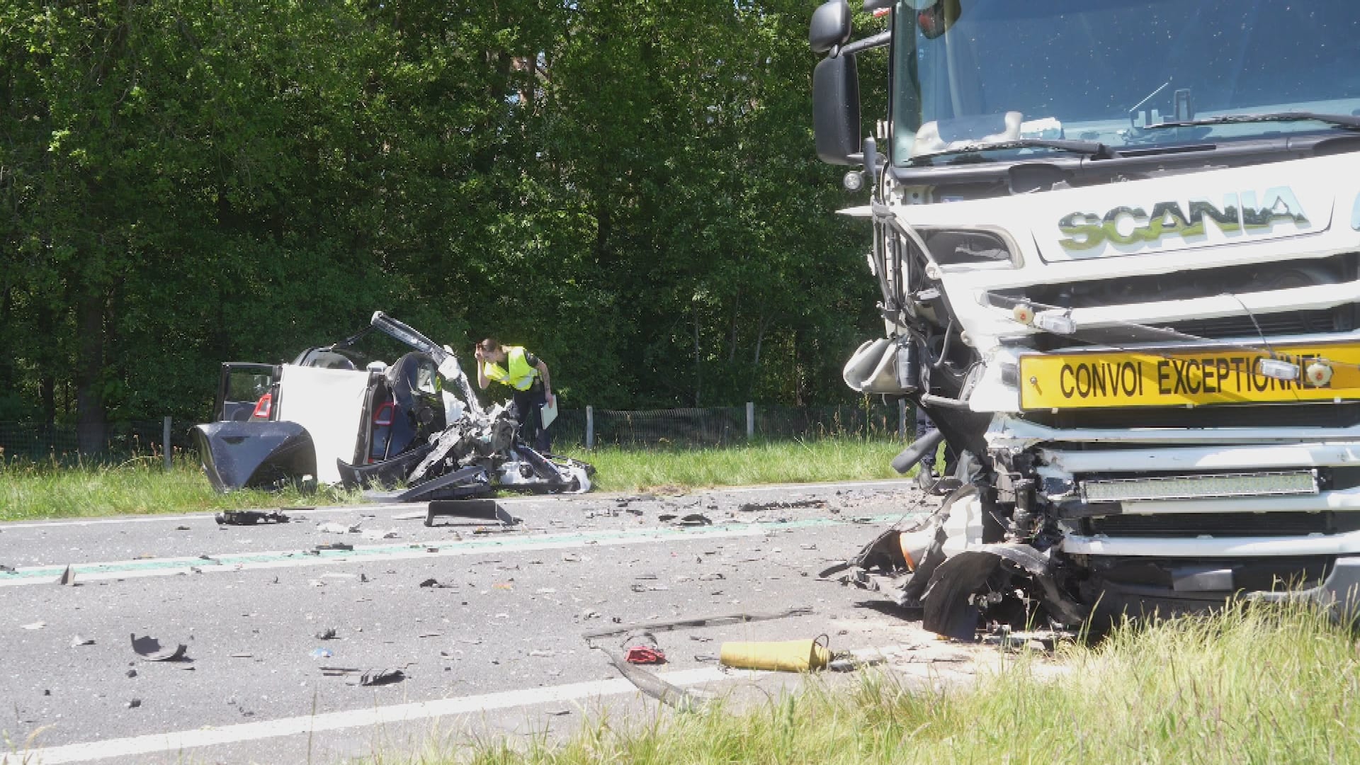 Frontale botsing tussen vrachtwagen en auto op N34: twee zwaargewonden