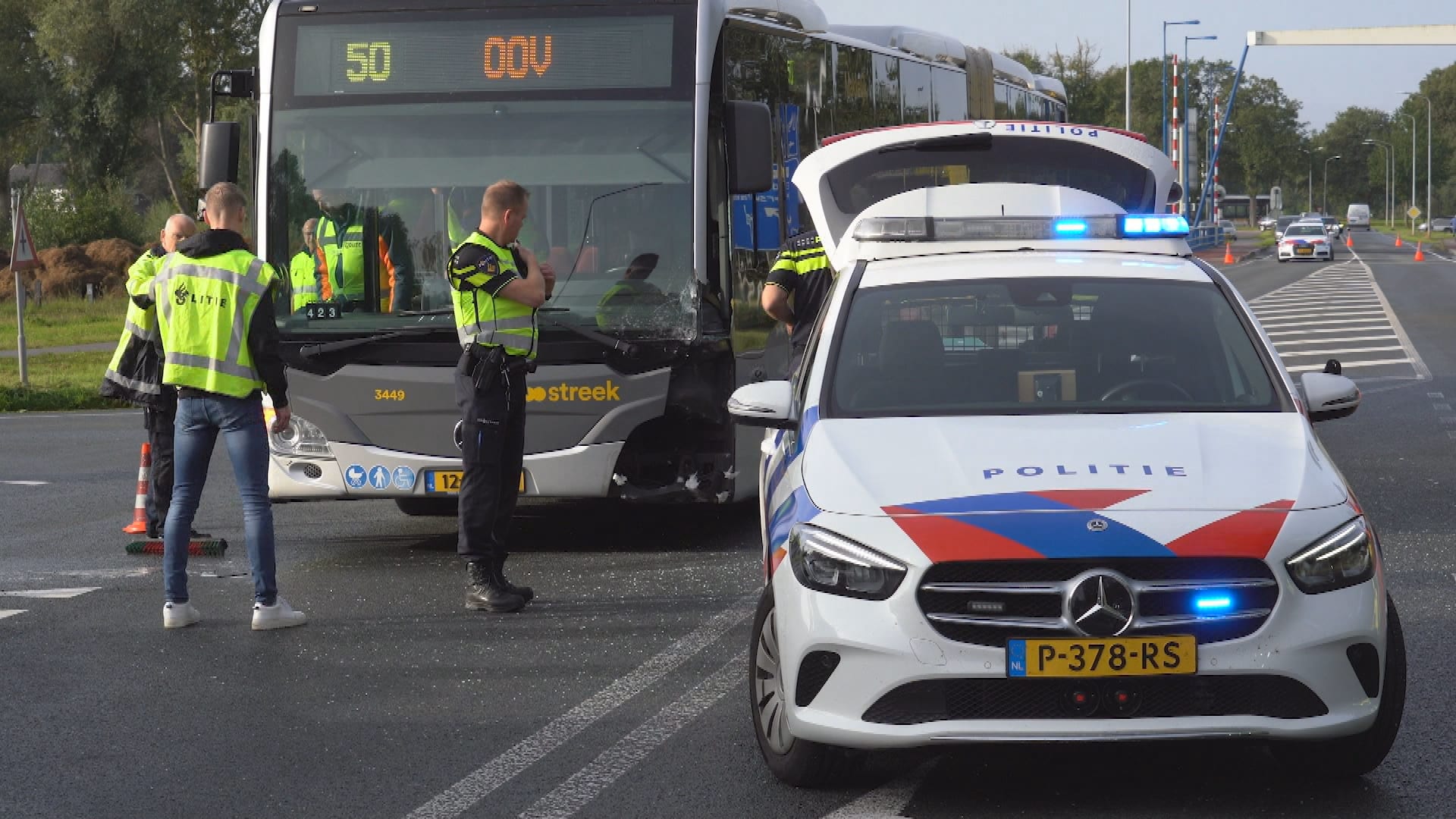 Ernstige gewonde na aanrijding met lijnbus in Drenthe