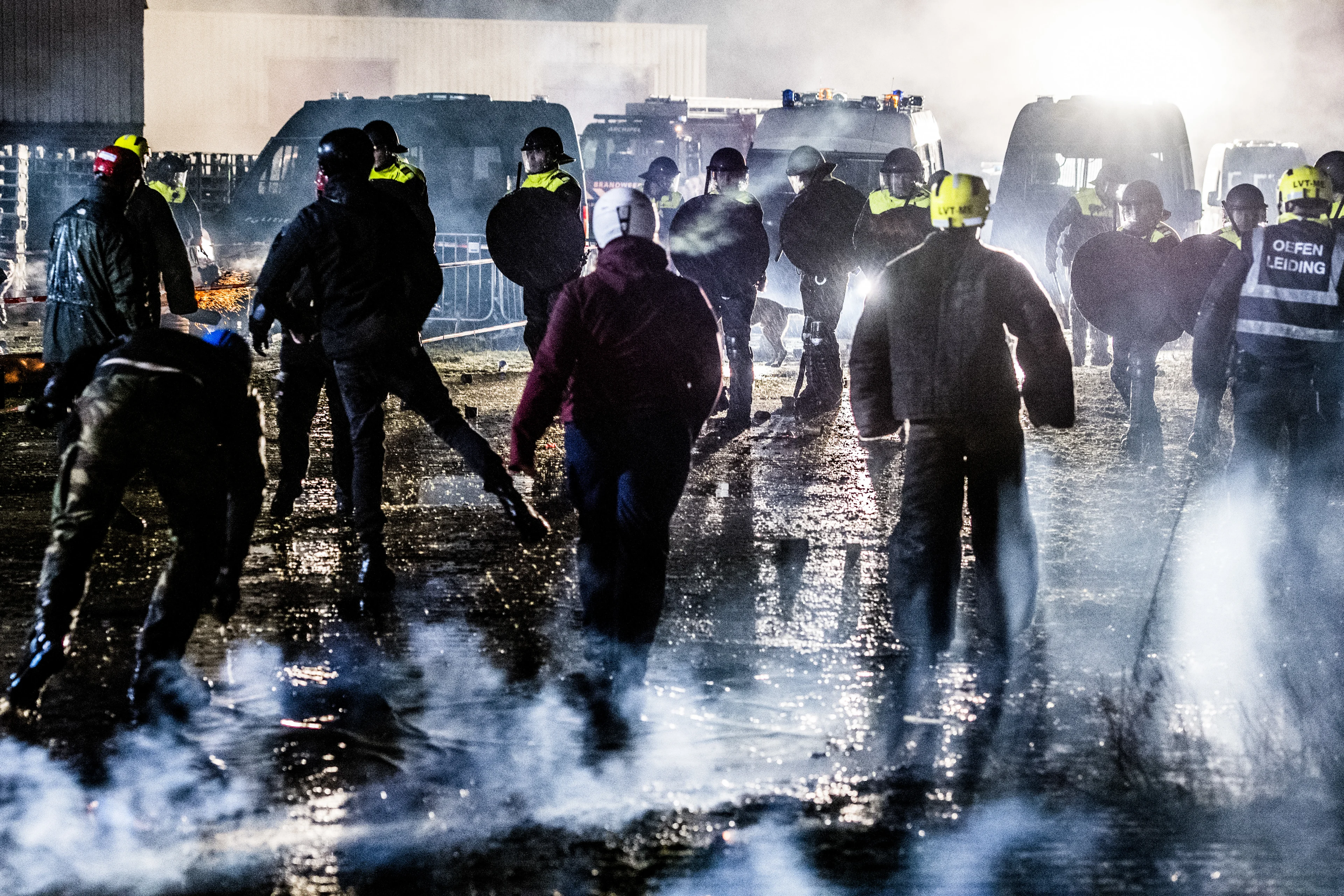Politie laat jongeren die hulpverleners belagen werkstraf uitvoeren op politiebureau