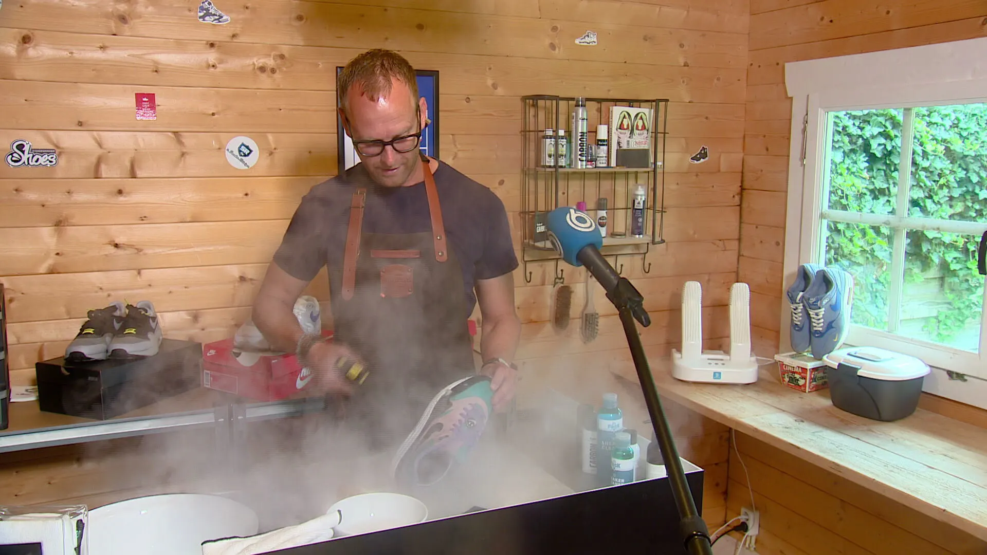 Frank geeft vieze sneakers een tweede leven: 'Ze worden altijd beter'