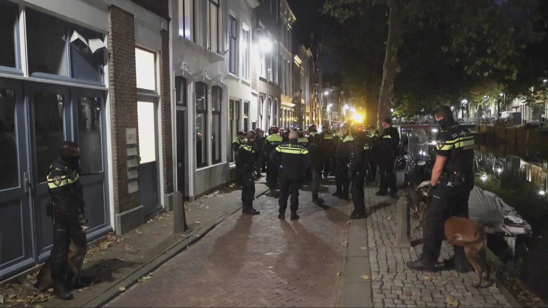 Politie grijpt in tijdens krakersactie Gouda: 'Eén is flink in zijn been gebeten'