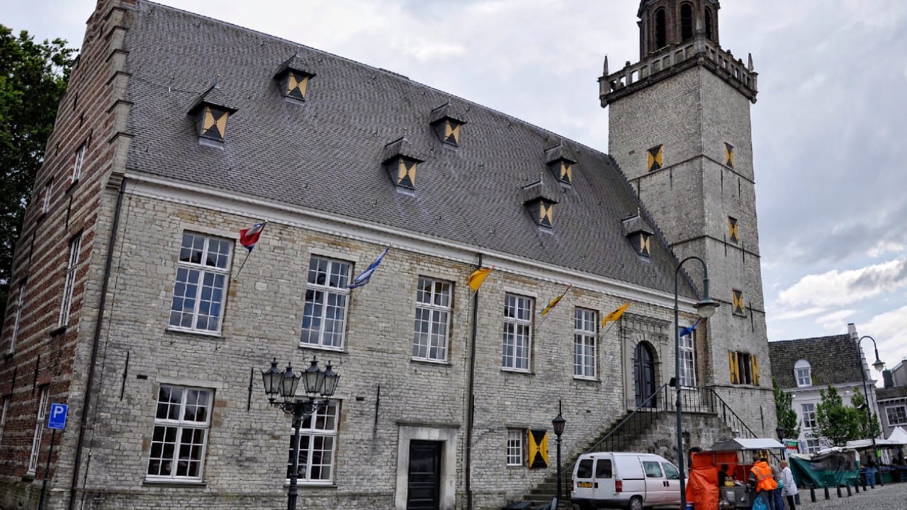 Alle wethouders en negen ambtenaren in Hulst lopen corona op tijdens werk op stadhuis