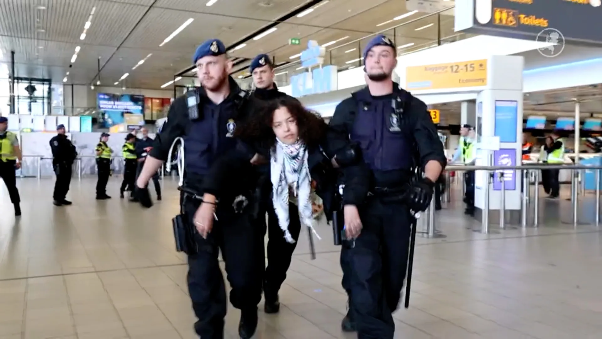 Klimaatactivisten opgepakt op Schiphol na protest tegen KLM