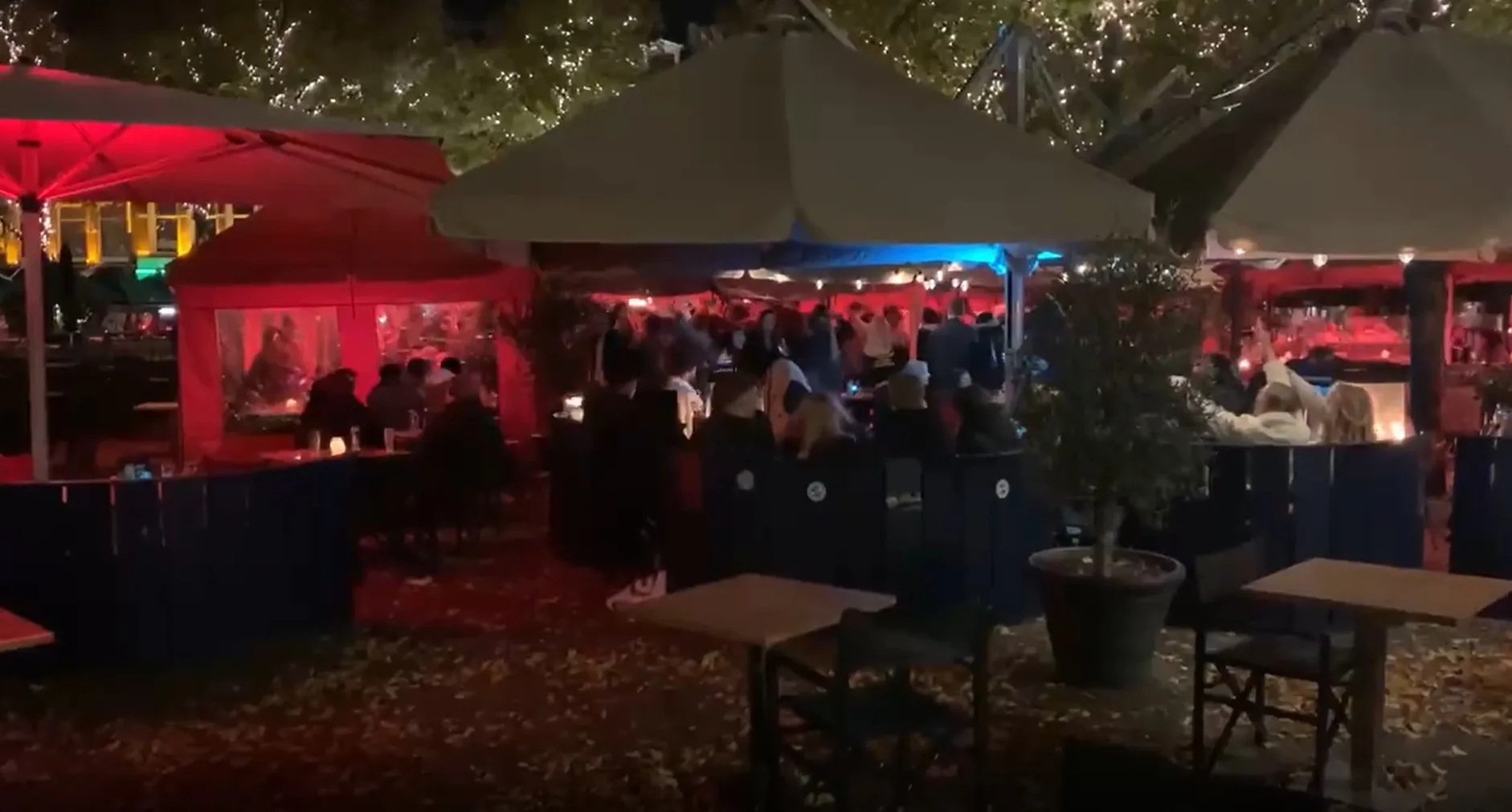 VIDEO: Feest breekt uit in Den Haag bij laatste ronde voor lockdown, coronaregels massaal geschonden