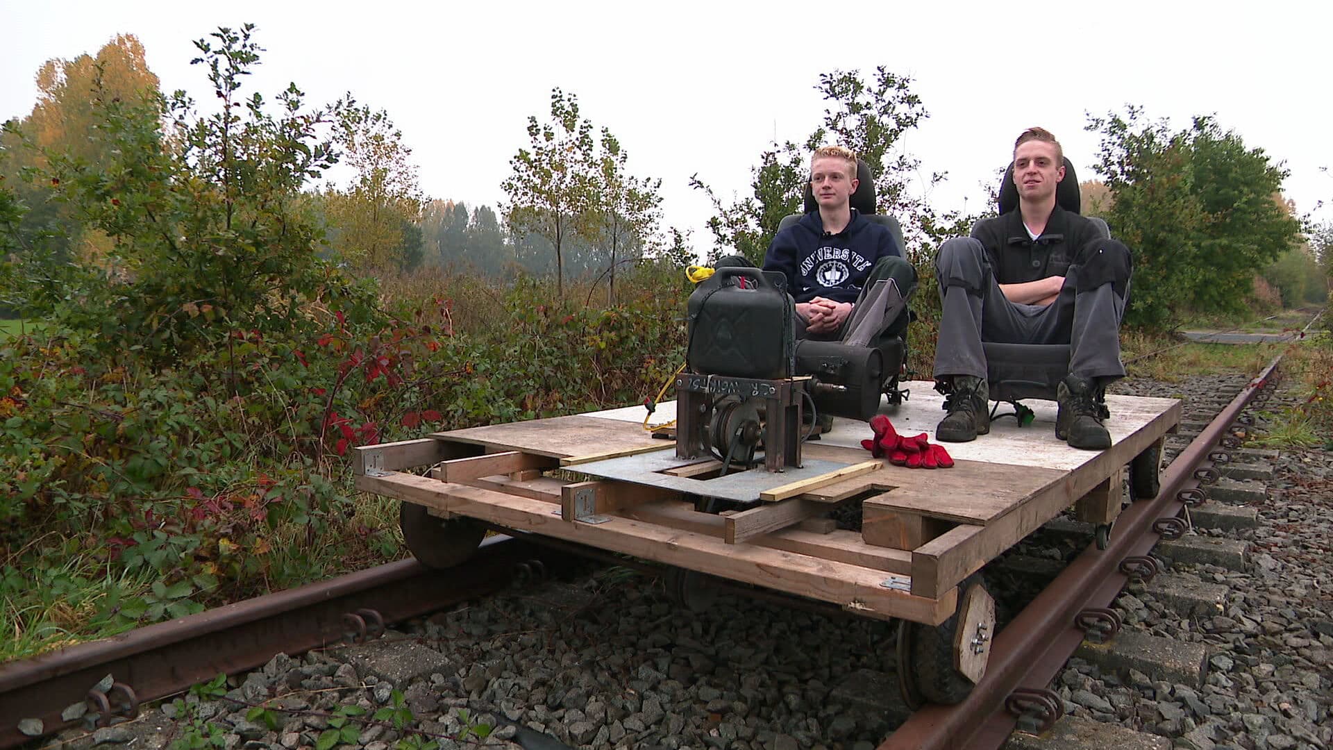 Studenten sjezen met zelfgebouwd treintje over stukje privéspoor bij Schijndel