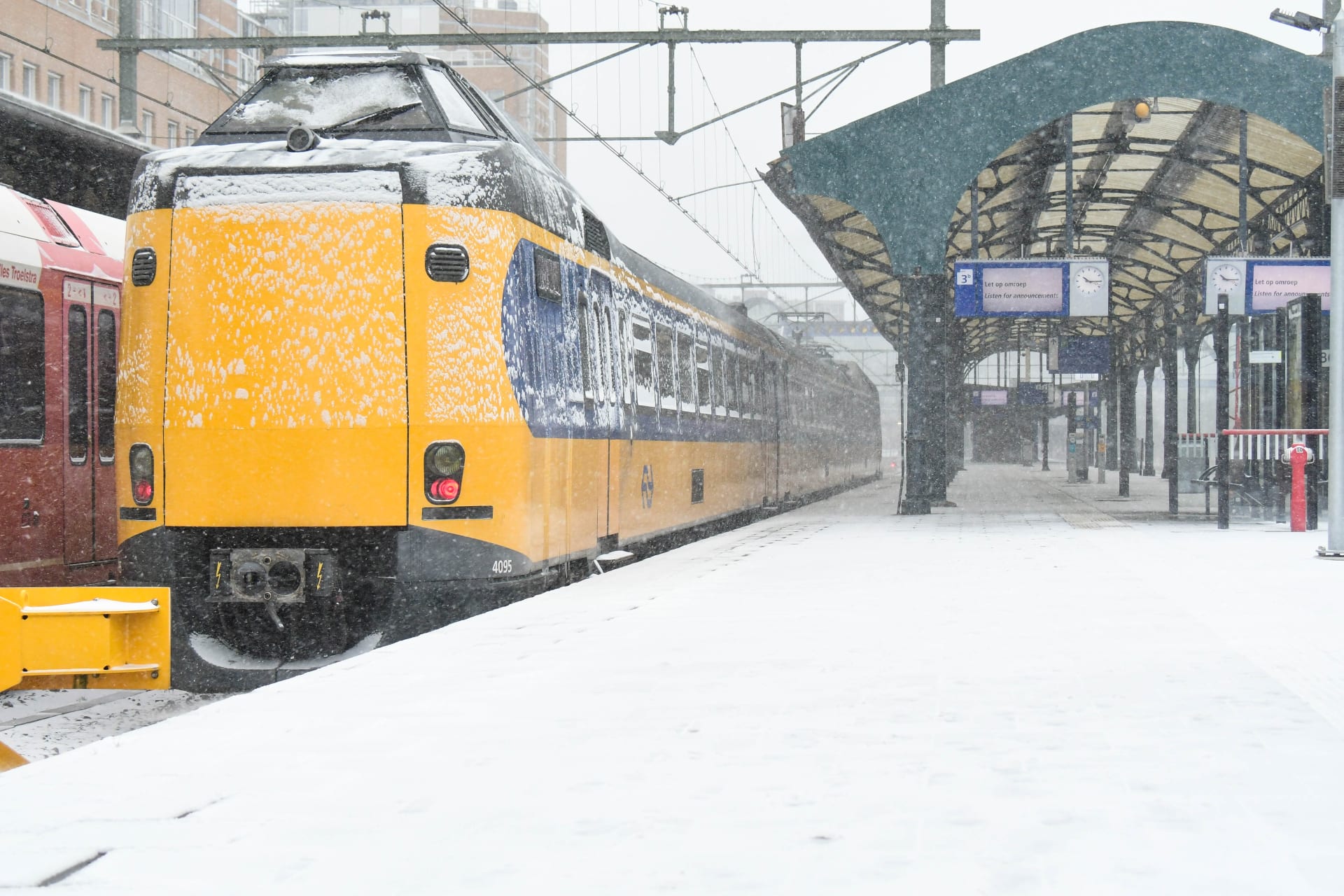 SNEEUWBLOG | Maandag tot middaguur code oranje, NS verwacht 'mondjesmaat' treinen te laten rijden