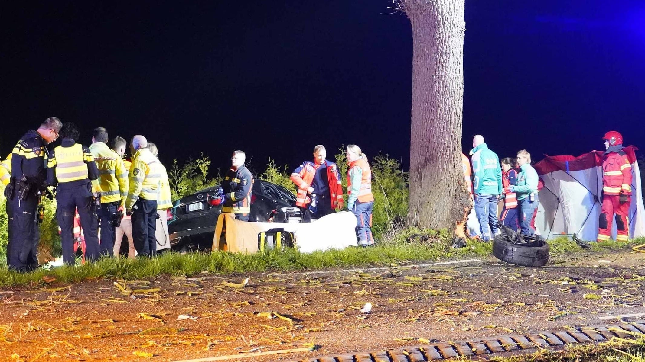 Man (30) dood bij heftig ongeluk: auto crasht en eindigt in sloot