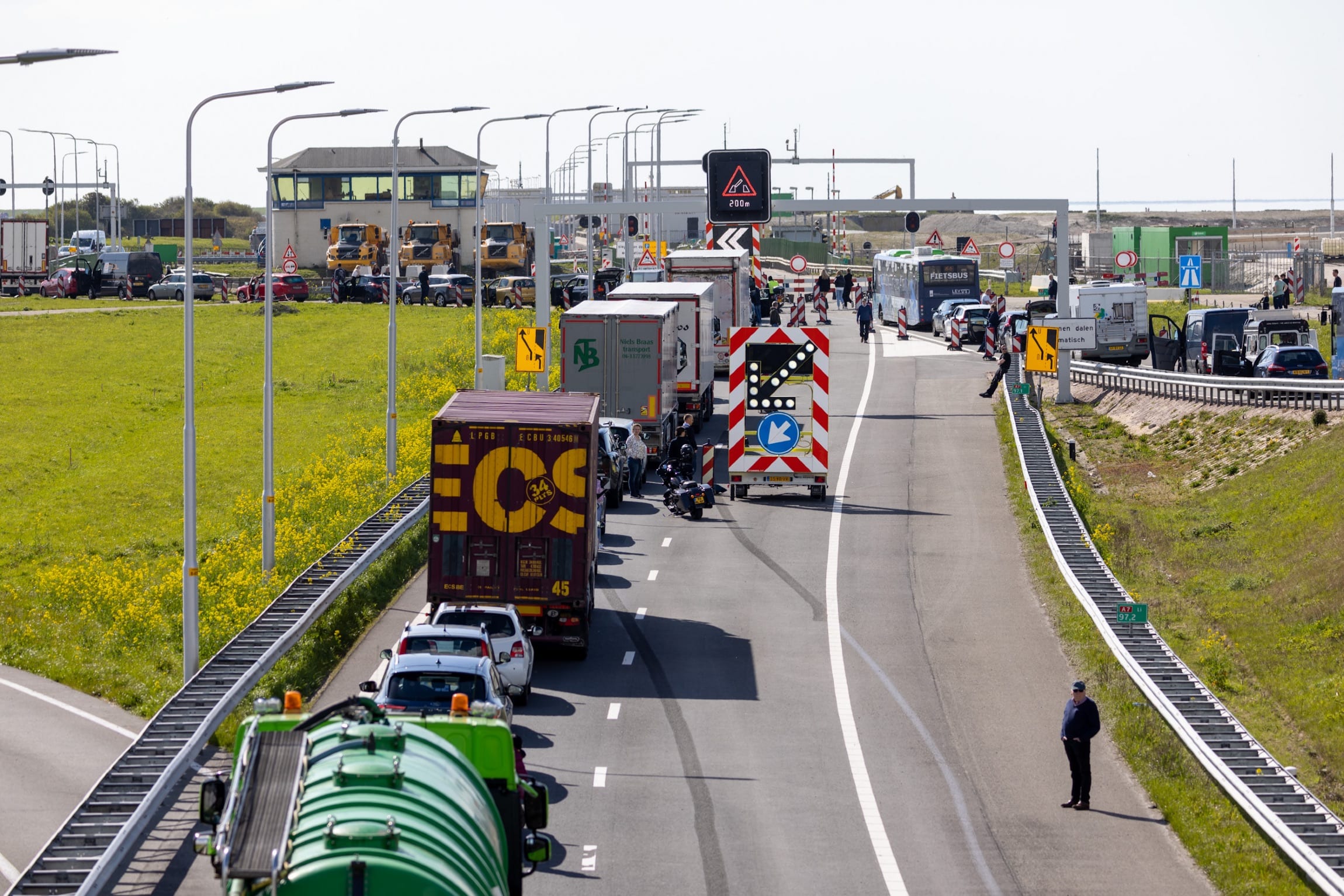 Afsluitdijk weer open na afsluiting in beide richtingen