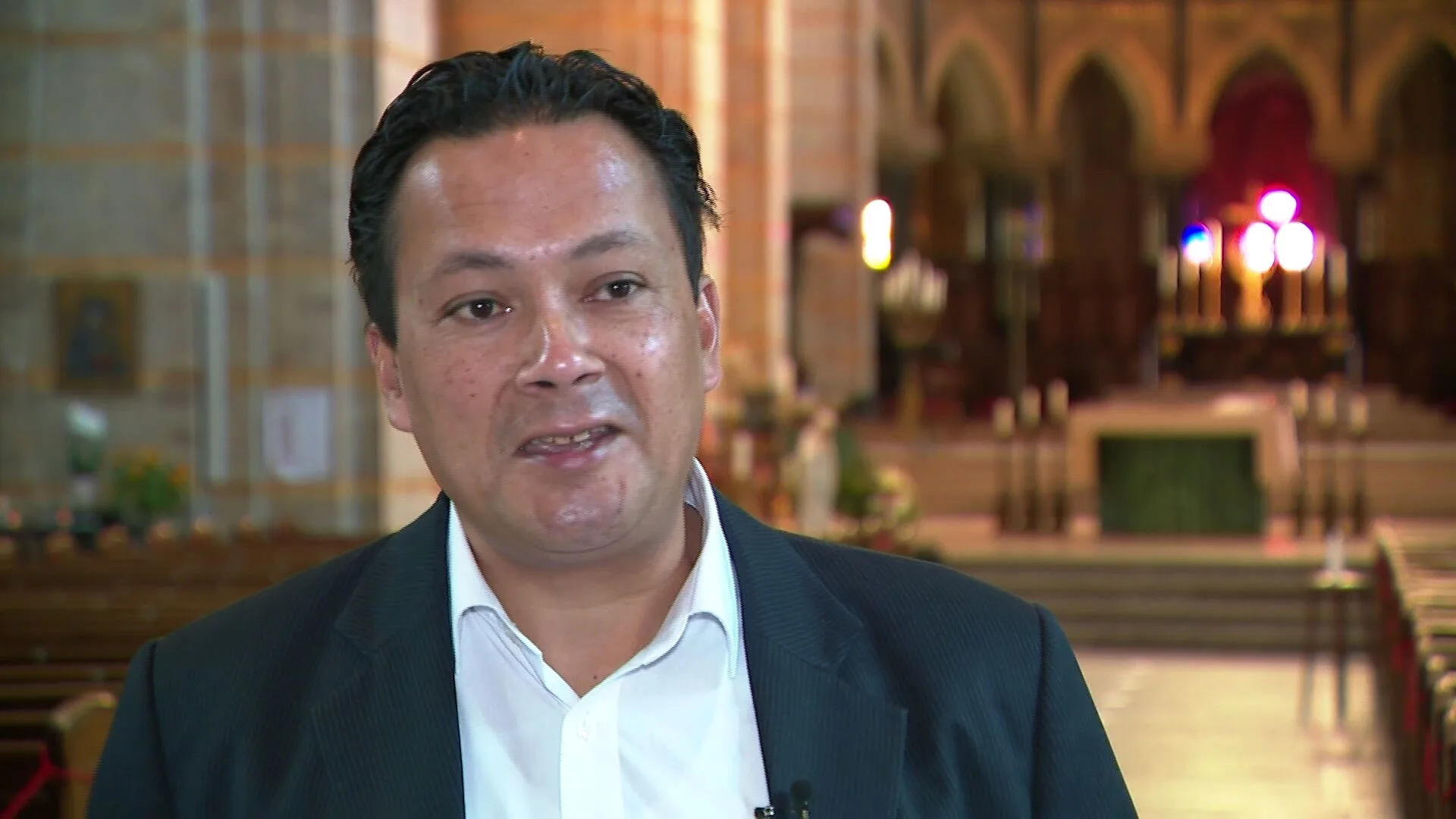 Naar de kerk in coronatijd? Grapperhaus belt katholieke microbioloog Arjan voor advies