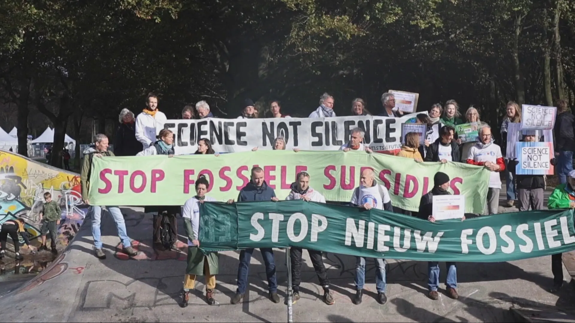 Klimaatmars brengt tienduizenden mensen op de been in Den Haag