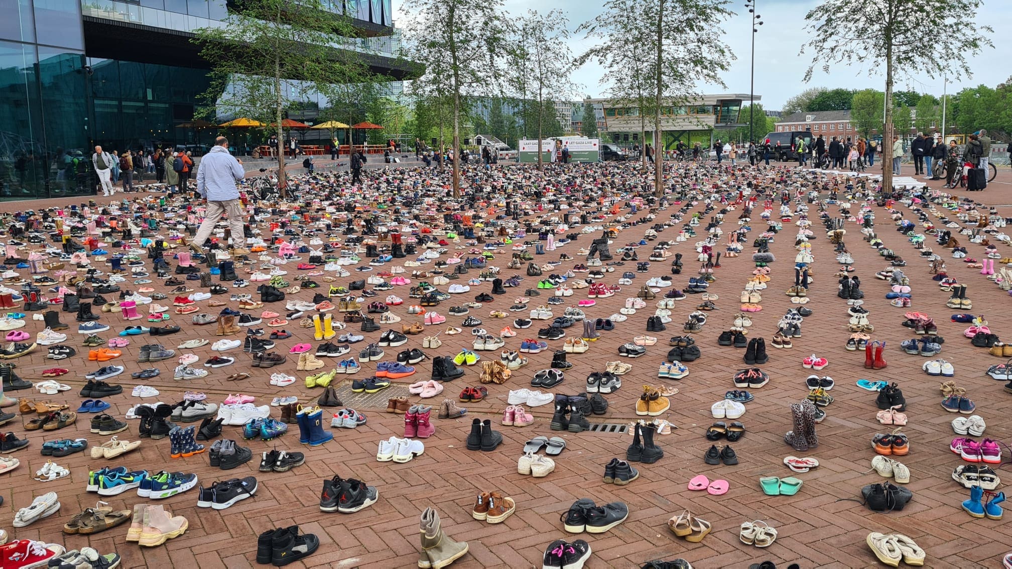 Duizenden schoenen in Amsterdam gezet voor kinderen in Gaza