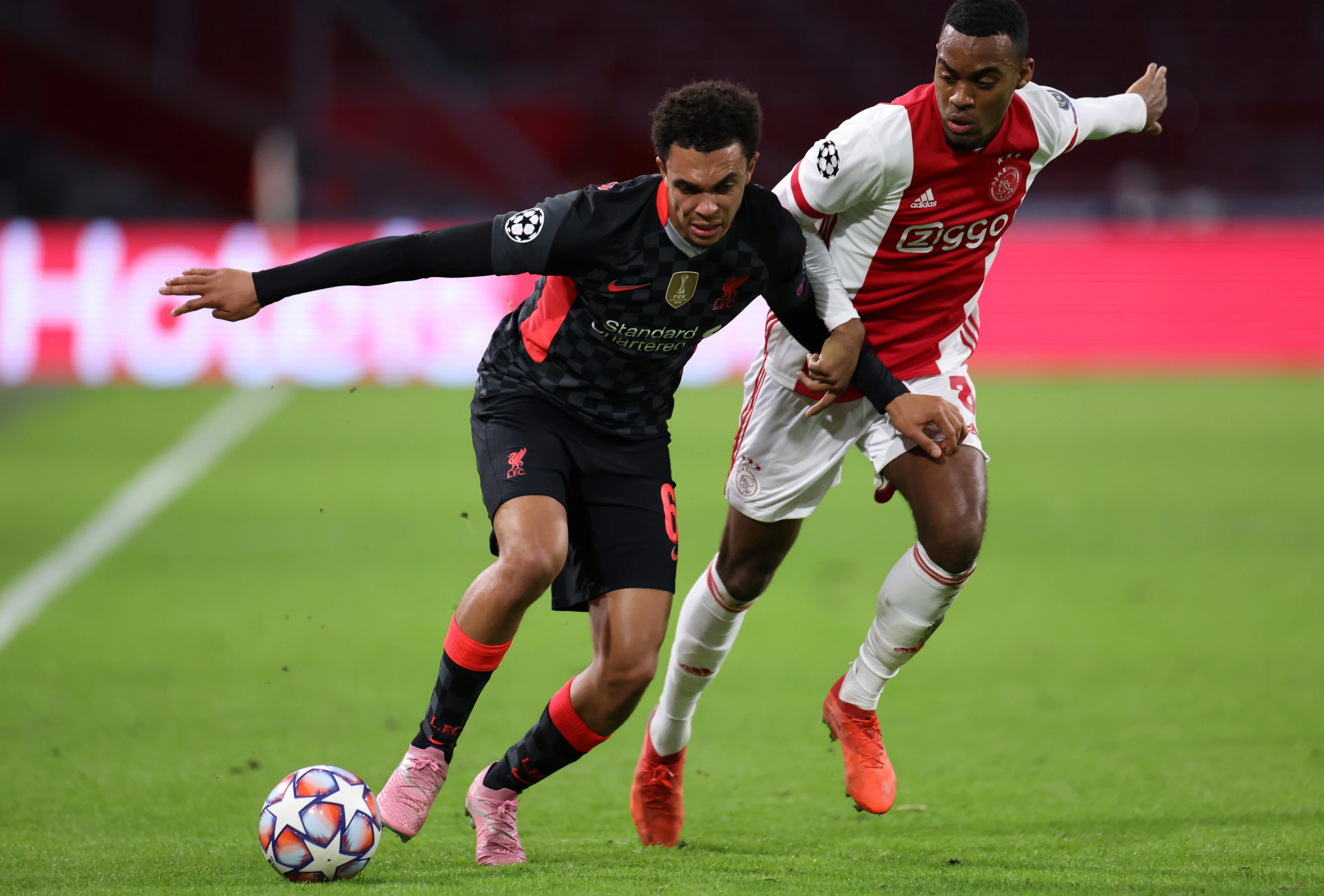 Eigen doelpunt nekt Ajax in eerste duel Champions League tegen Liverpool