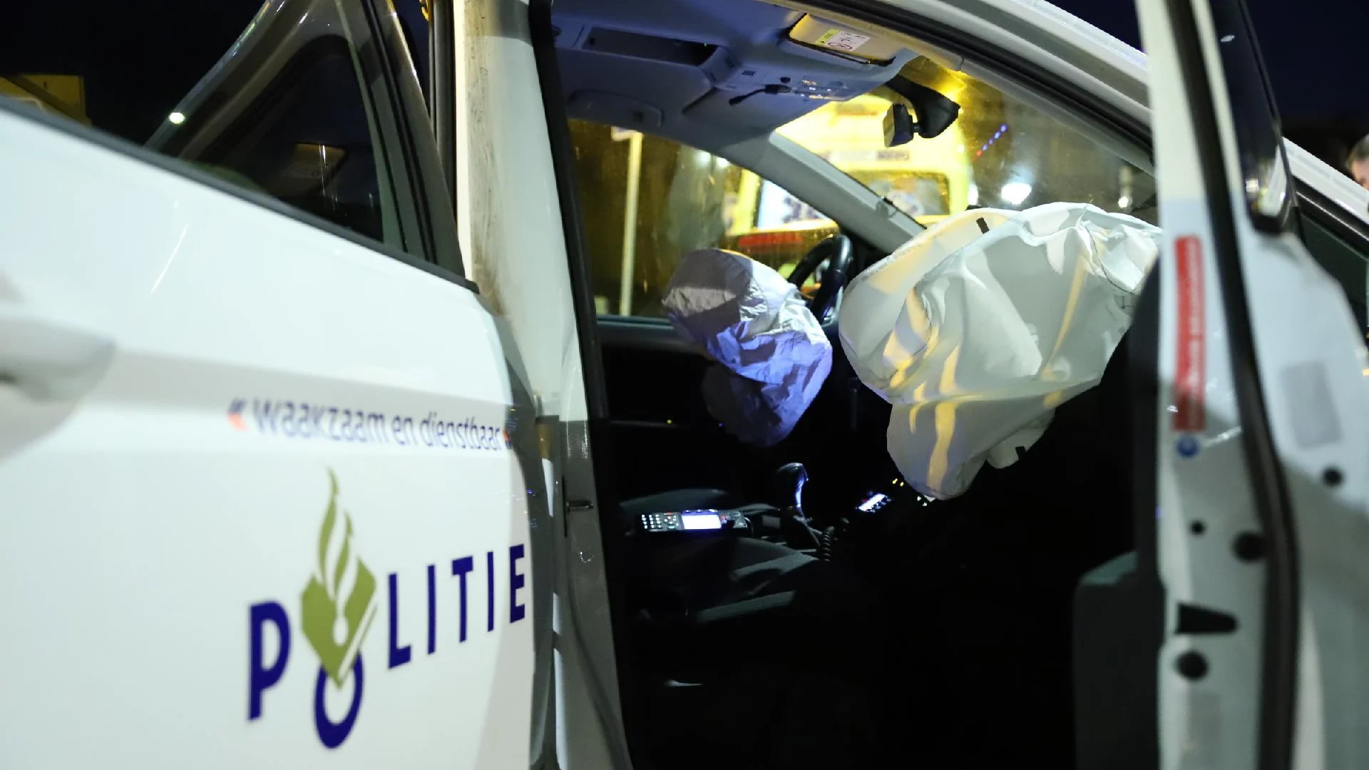 Auto en voertuig met politiehonden knallen op elkaar