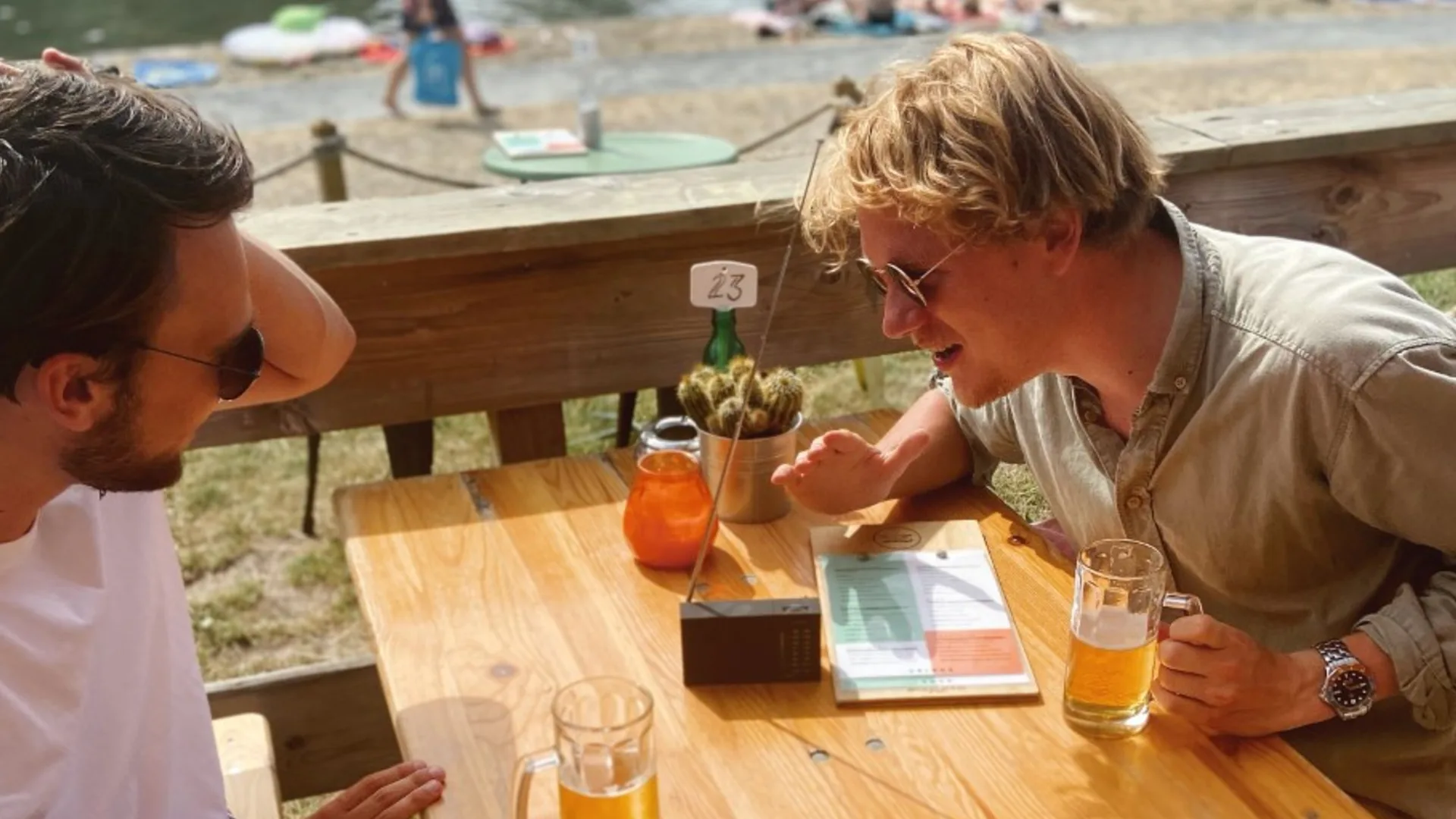 Samen naar Oranje kijken mag niet, maar samen luisteren wél: 36 radio's op terras