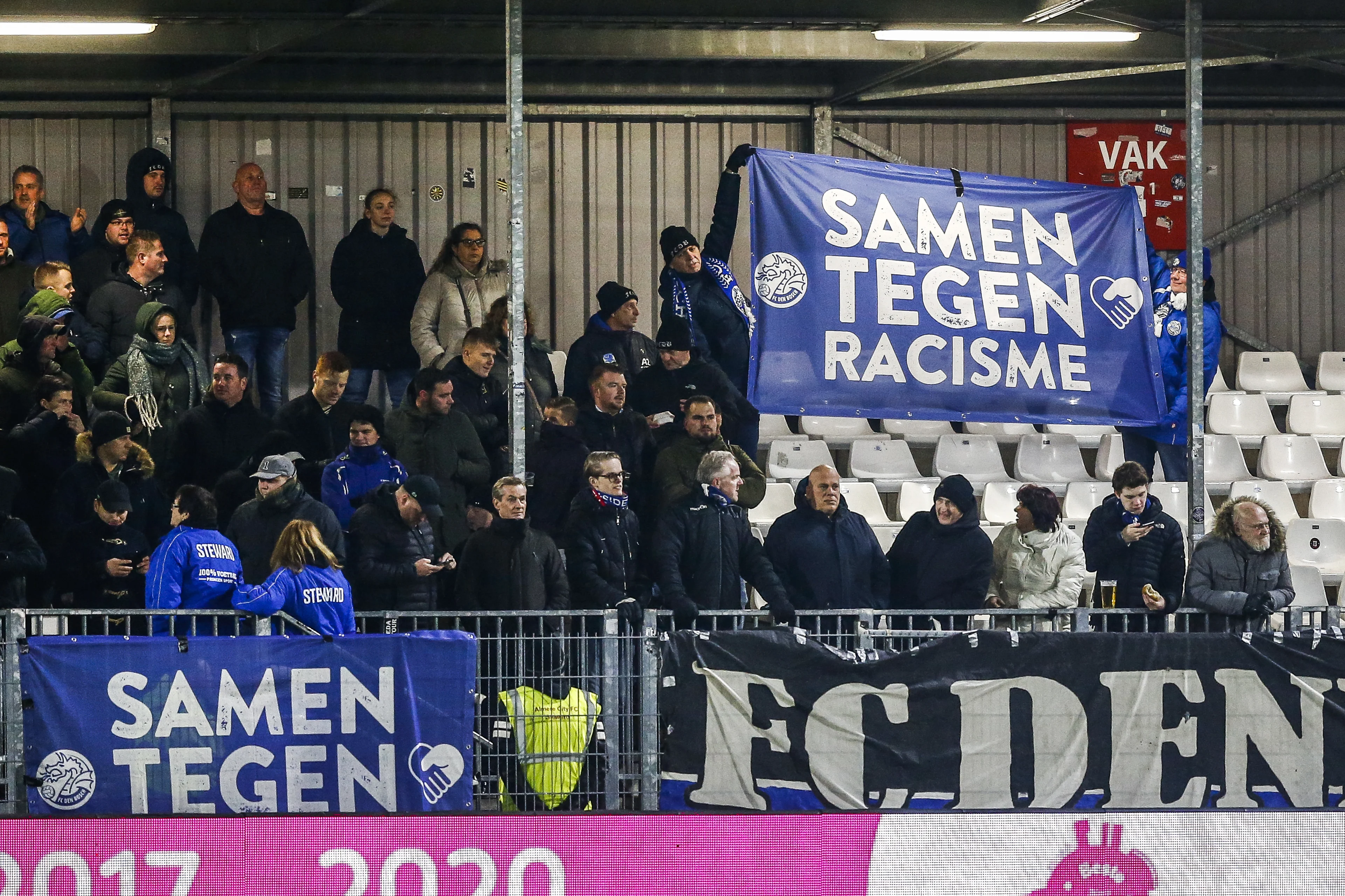 Slimme camera's, meldapp en meer maatregelen tegen racisme in voetbalstadions