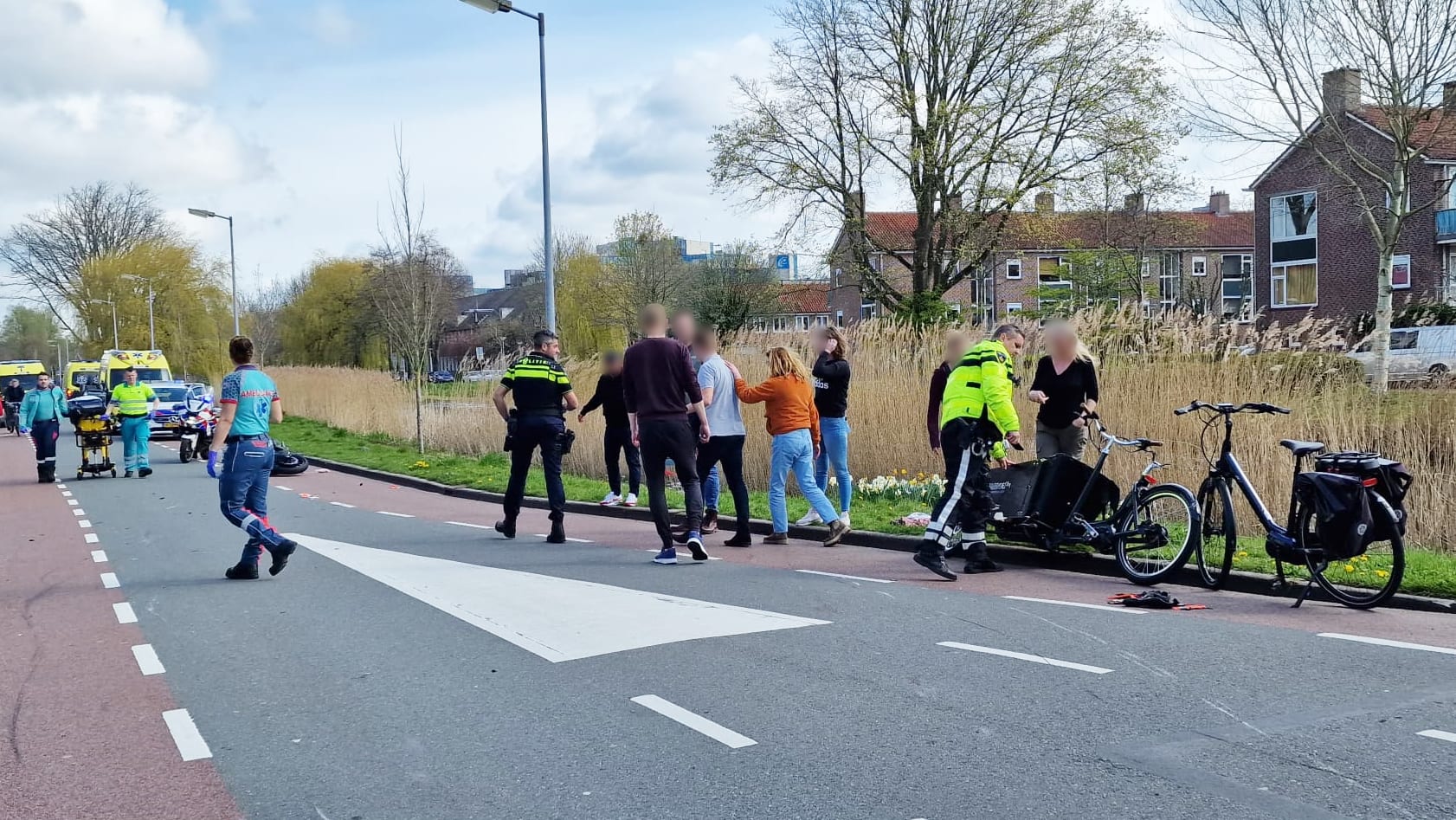 Kindje (5) in bakfiets dood na aanrijding met motor in Alkmaar