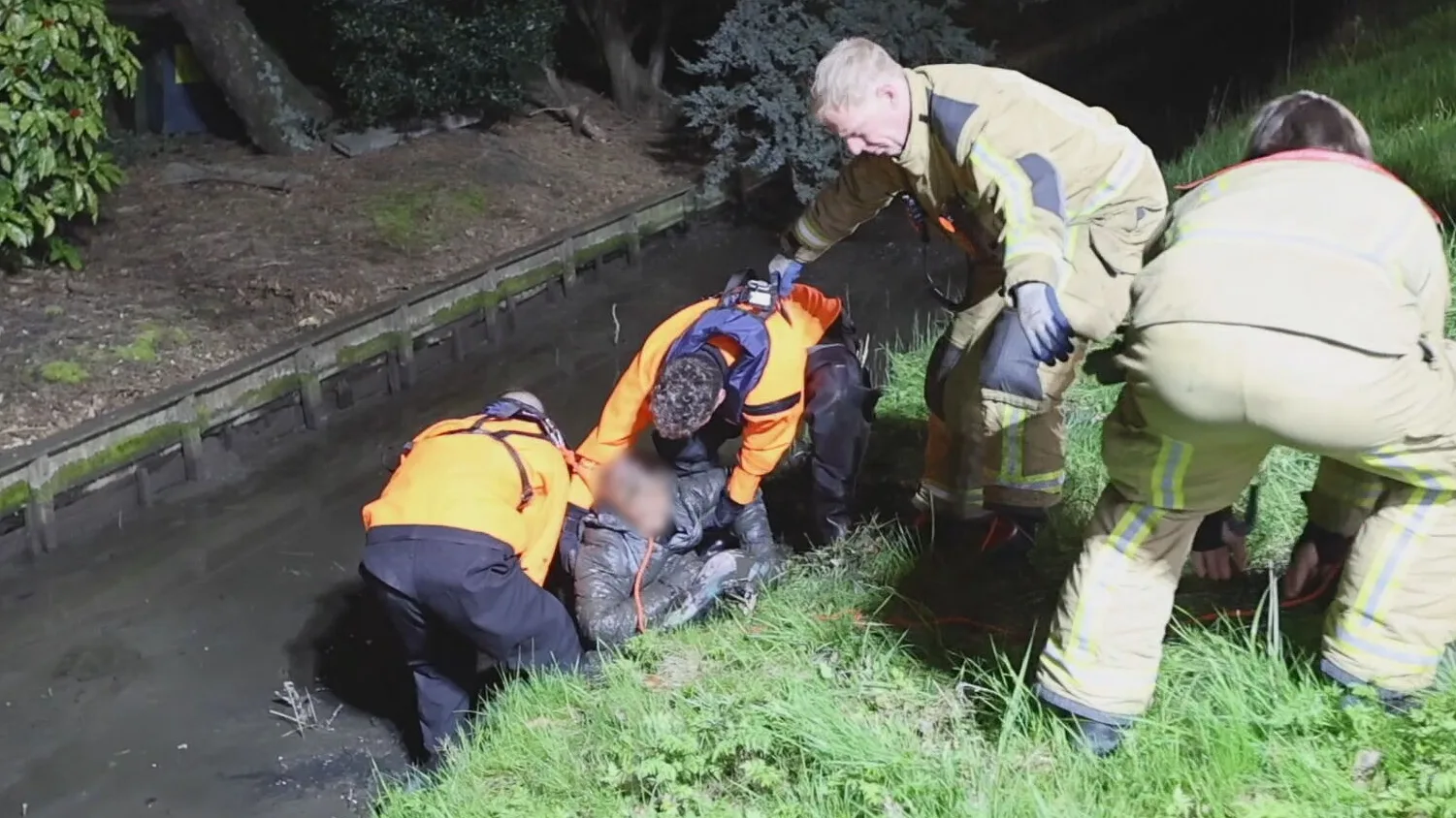 'Dronken stel' valt in blubbersloot en komt er niet meer uit