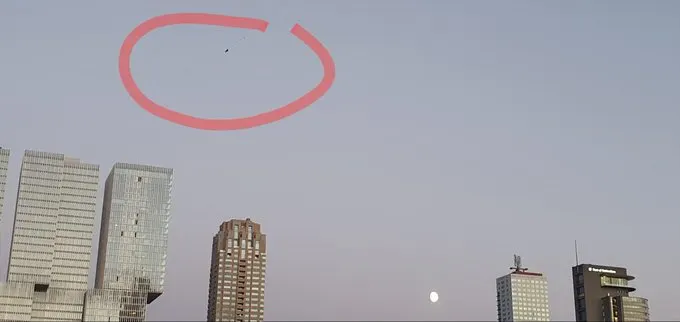 VIDEO: Rotterdam kijkt op van koorddanser tussen twee woontorens