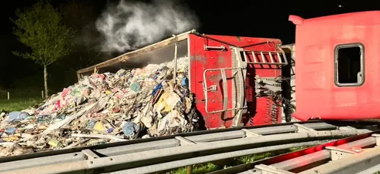 Weggebruikers opgelet: A73 uren dicht door gekantelde vrachtwagen
