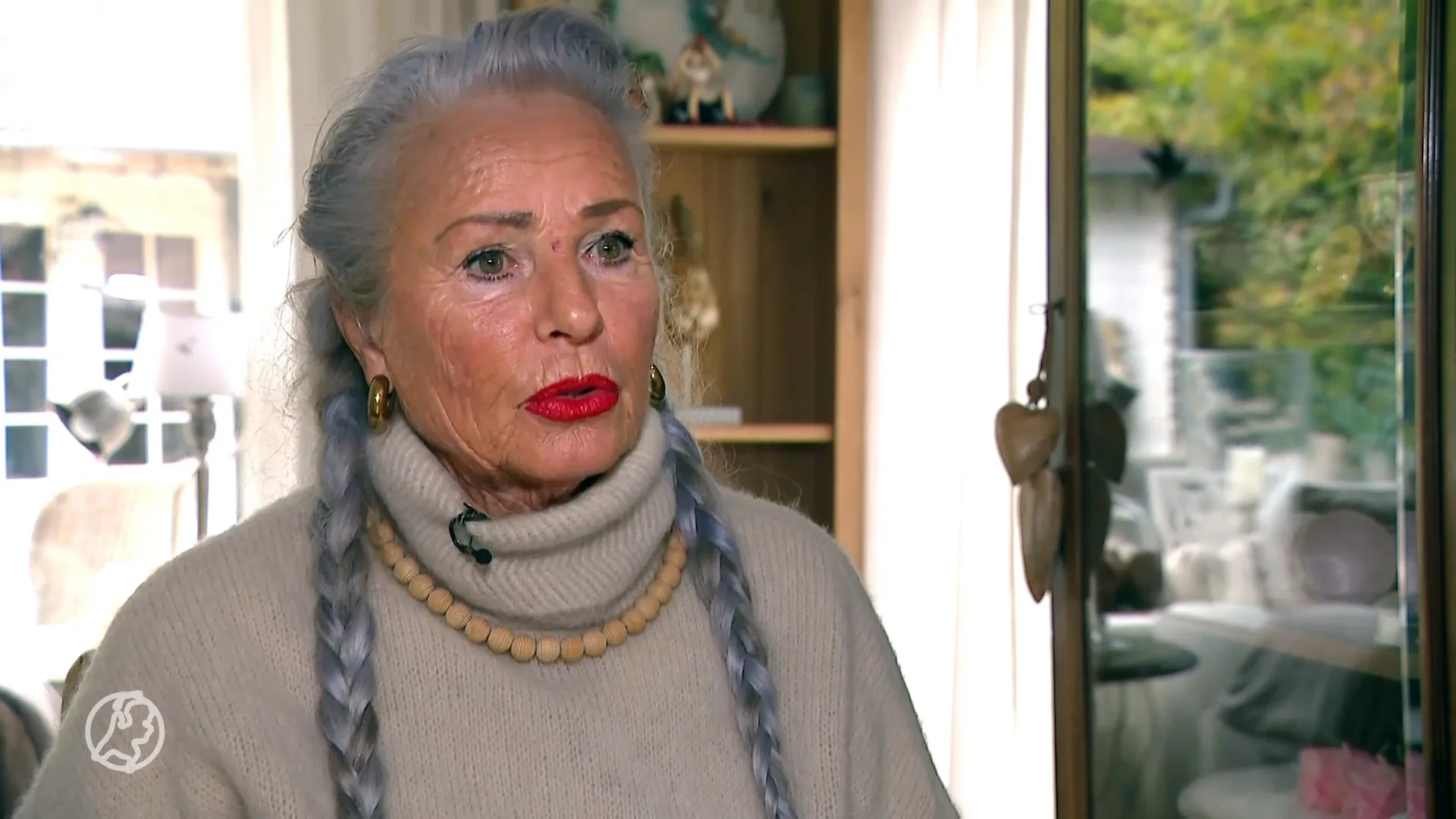 Roos woont al 20 jaar naast vervuild huis, woningbouw pas in actie na belletje Hart van Nederland