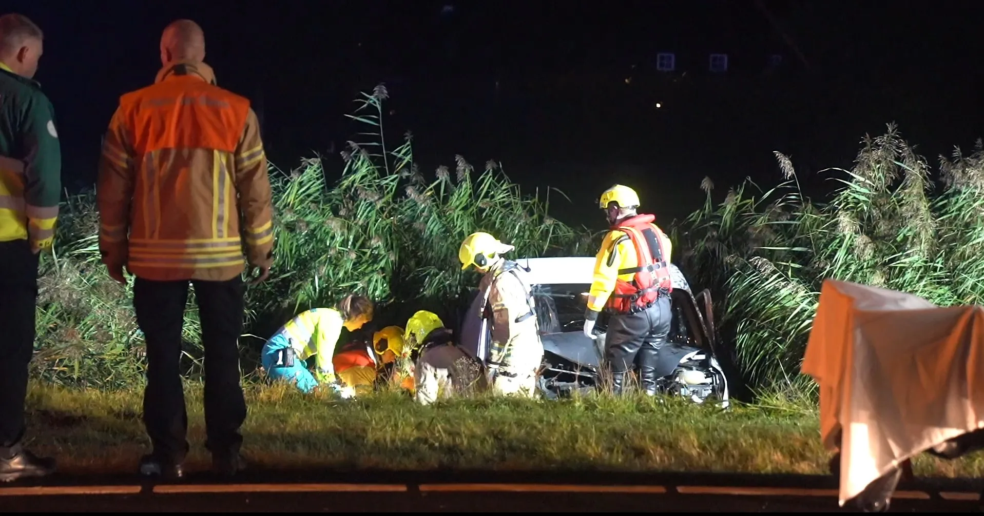 Busje vliegt uit de bocht in Barendrecht, twee zwaargewonden uit wrak gehaald 