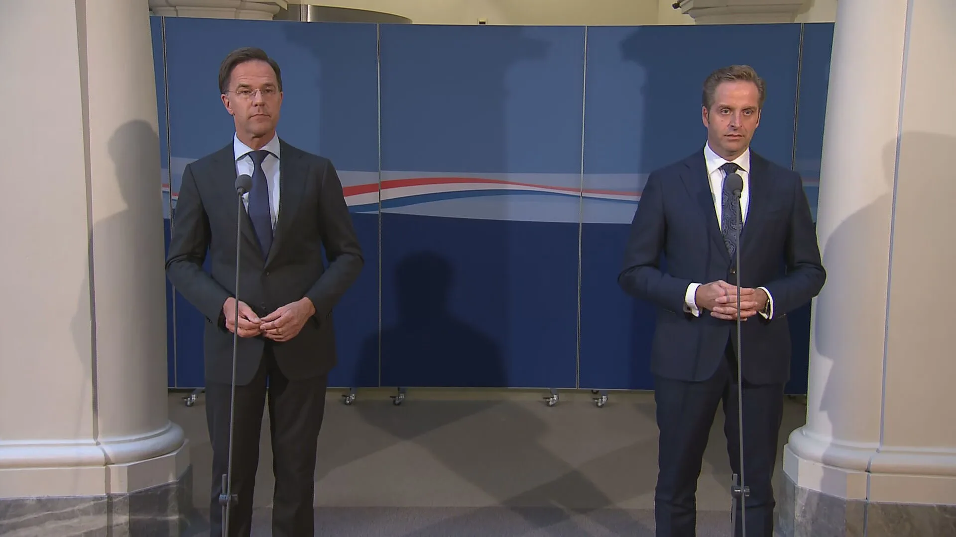 Rutte en De Jonge door het stof om te snelle versoepelingen en houding bij persconferentie