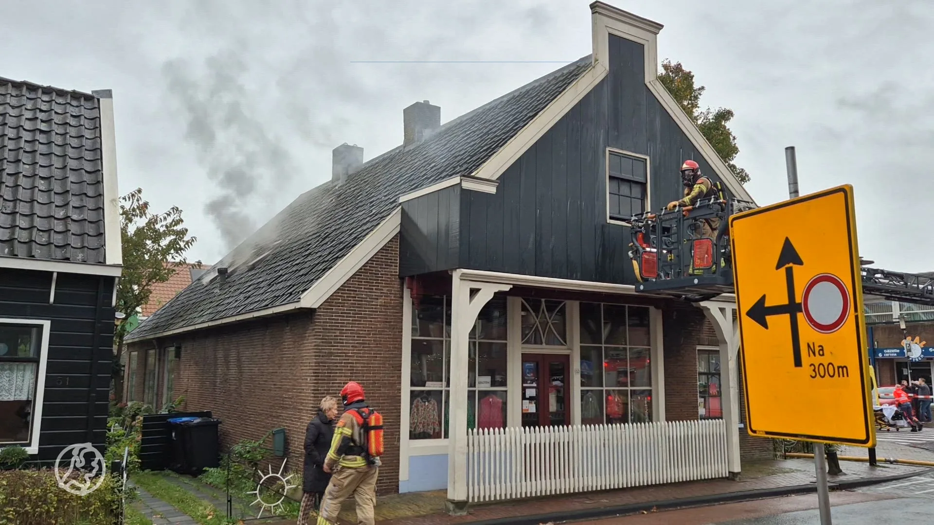 Grote brand in woning Landsmeer, een persoon naar het ziekenhuis
