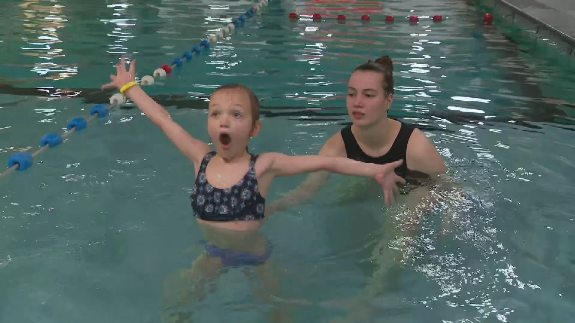 Vroege diepe duik: eindelijk, de zwemlessen voor kinderen zijn weer begonnen