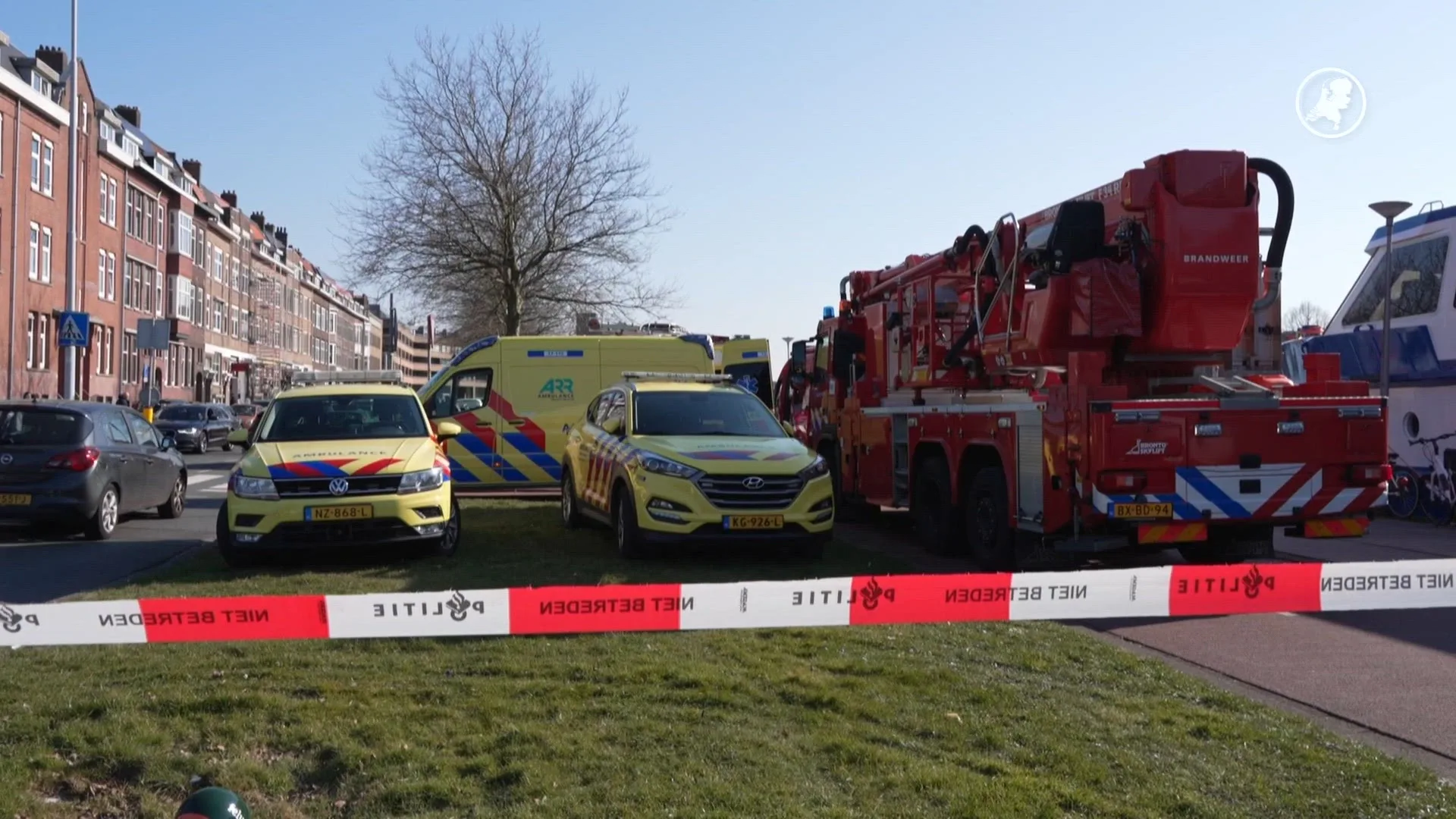 Hulpdiensten rukken massaal uit: persoon te water bij asielboot