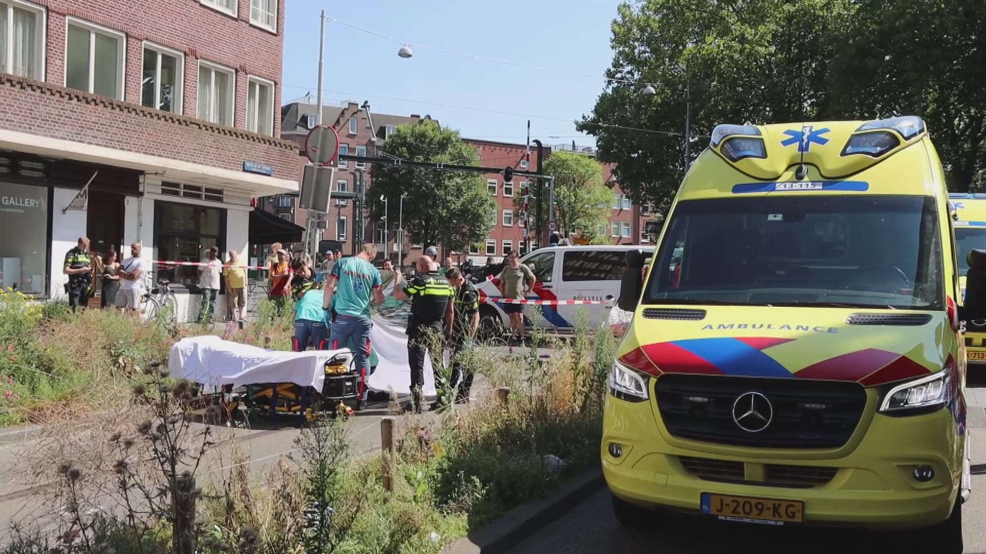 Heftige politieachtervolging in Amsterdam: bestuurder veroorzaakt drie aanrijdingen