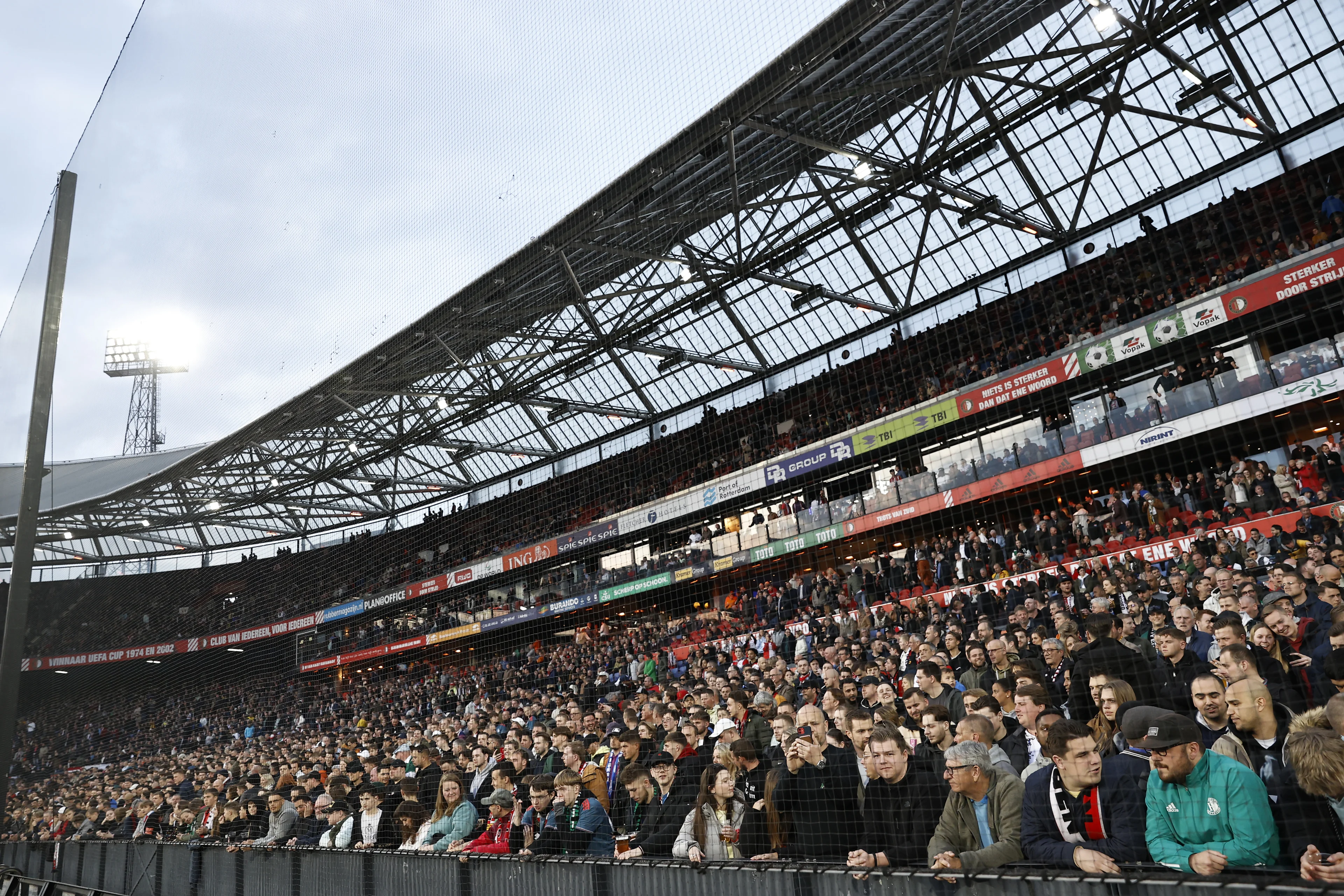 Kijkers ESPN klagen over netten in De Kuip: 'We moeten het ermee doen'