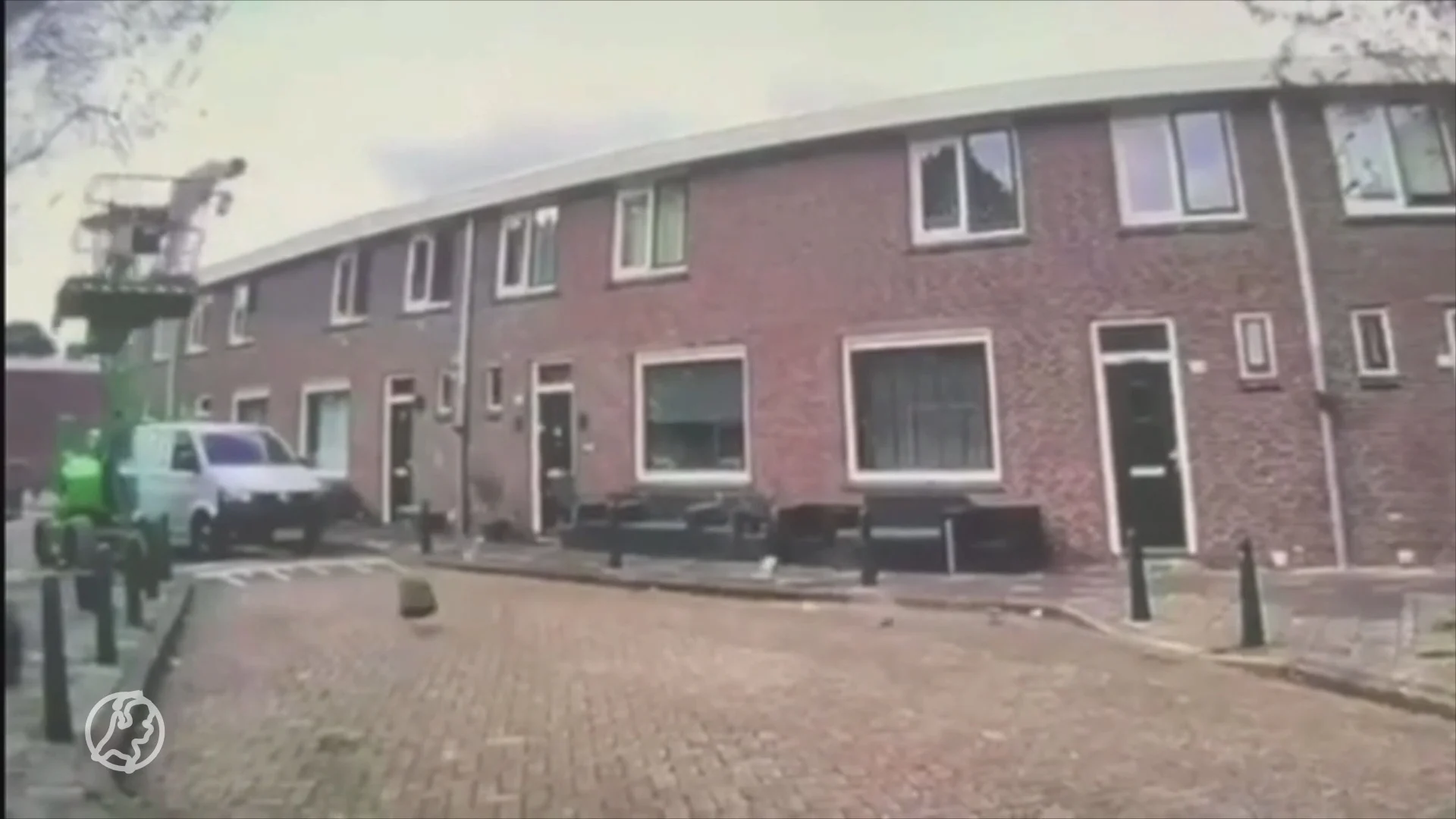 Absurde beelden: schilder in hoogwerker gewond door scheurende bestelbus