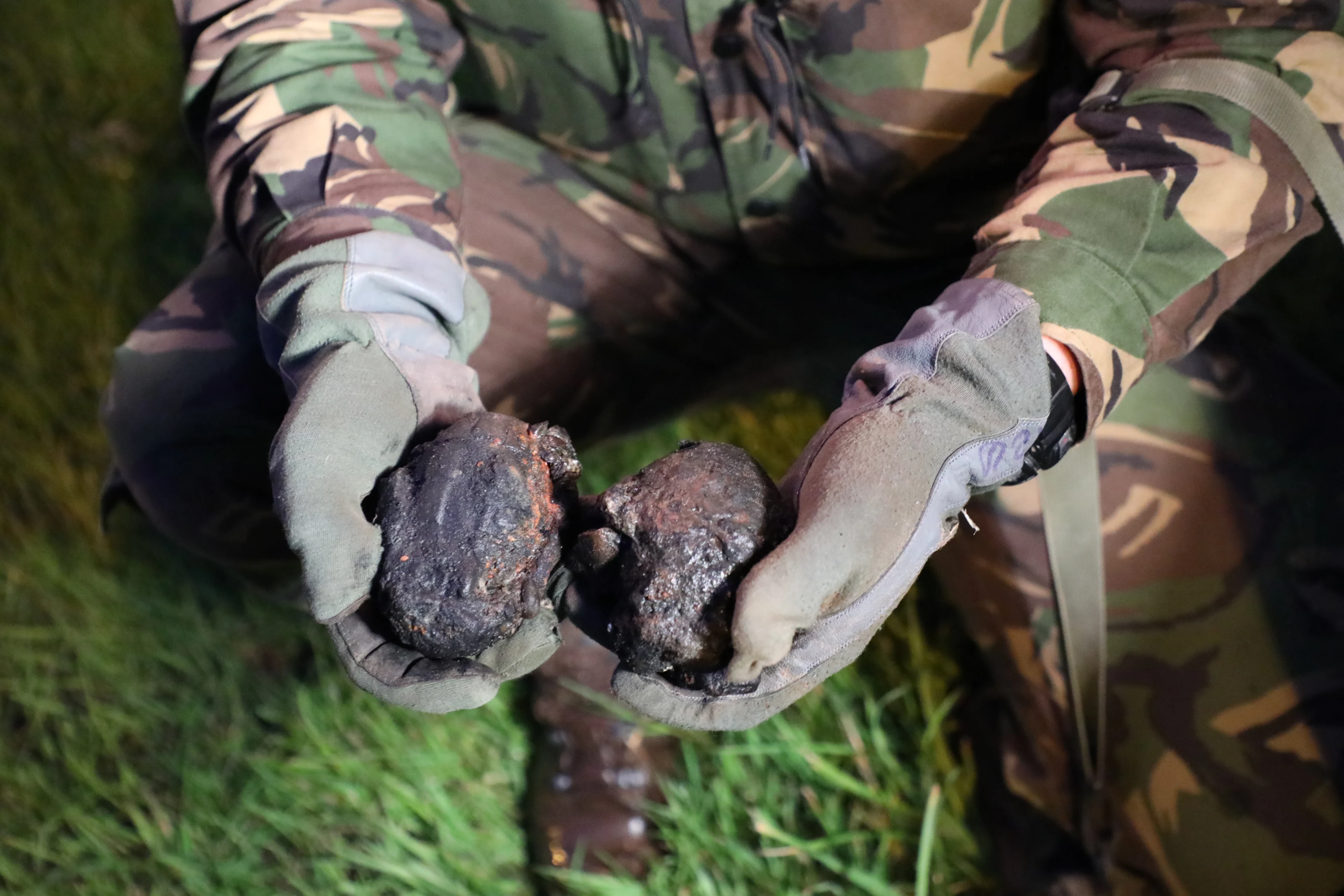 Magneetvissers in Naaldwijk slaan twee handgranaten aan de haak