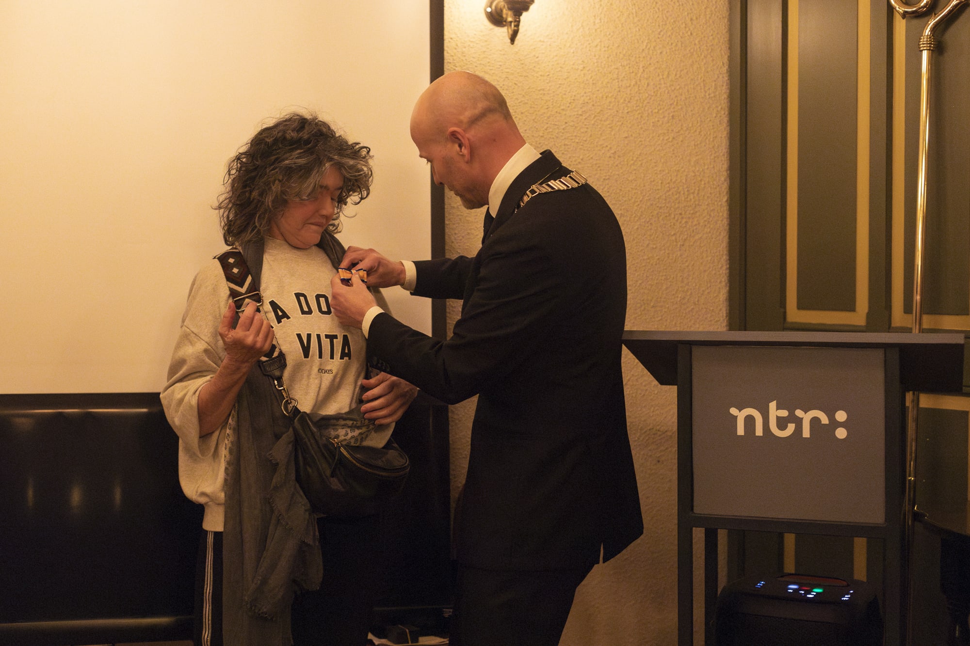 Dieuwertje Blok voor eerst na ingrijpende neusoperatie weer in schijnwerpers, krijgt lintje