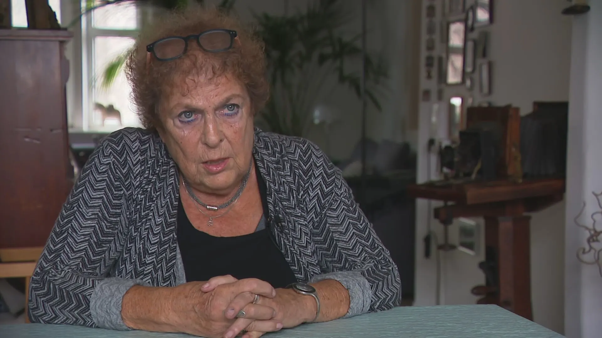 Holocaust-overlevende Lous (80) wil Urker jongeren in nazi-uniform een lesje leren: 'Ik lust ze rauw!'