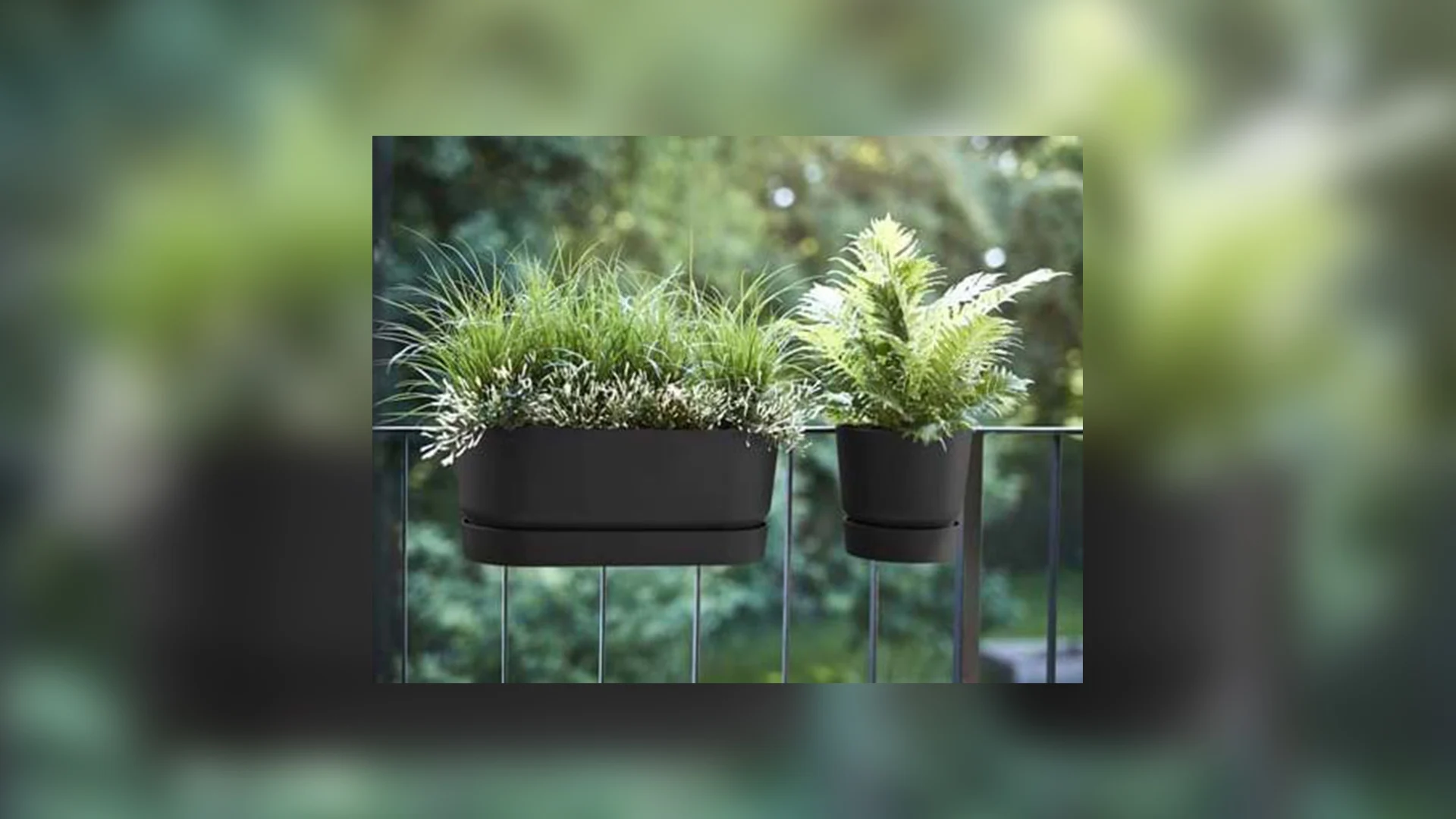 Waarschuwing voor plantenbak die naar beneden kan vallen