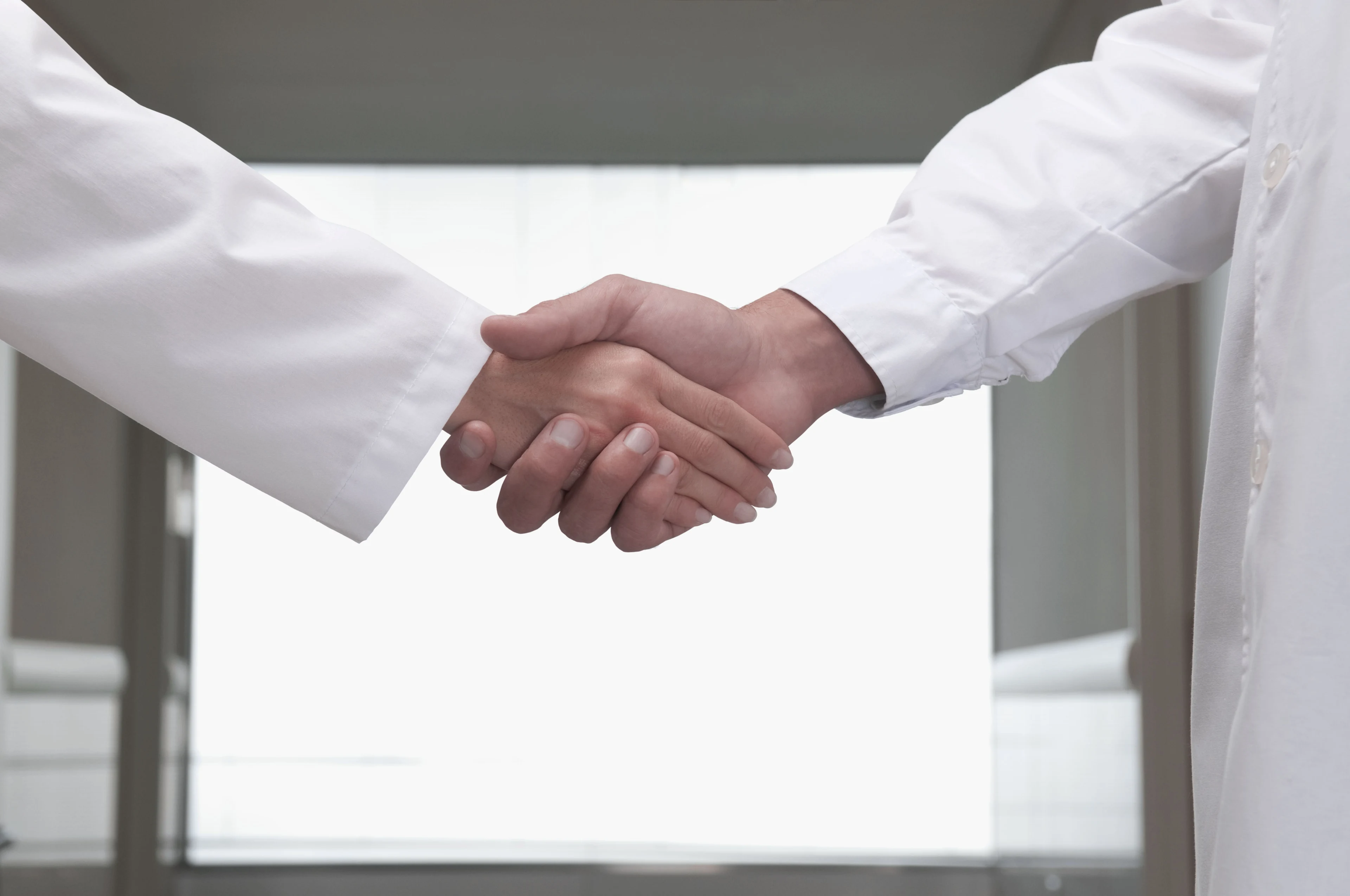 Ziekenhuis in Enschede stopt definitief met handen schudden