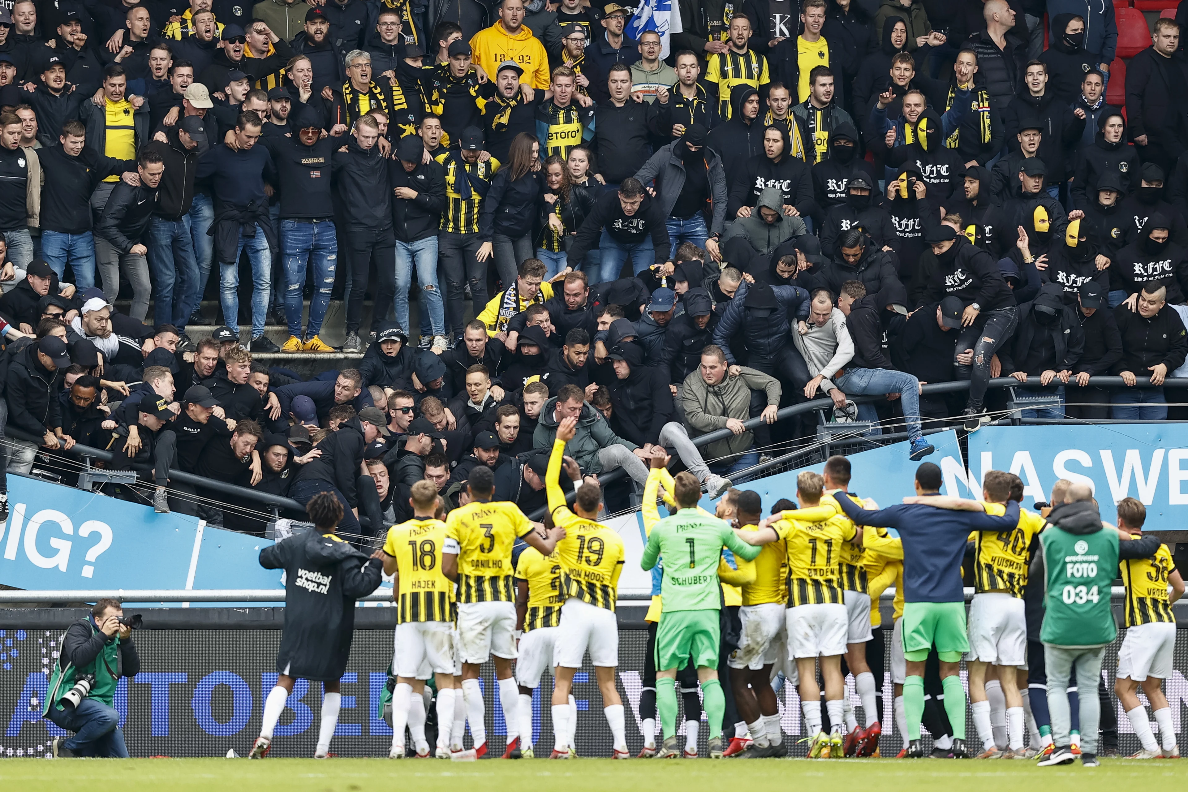 Tribune stort in na NEC-Vitesse, feestvierende Arnhemse supporters vallen naar beneden