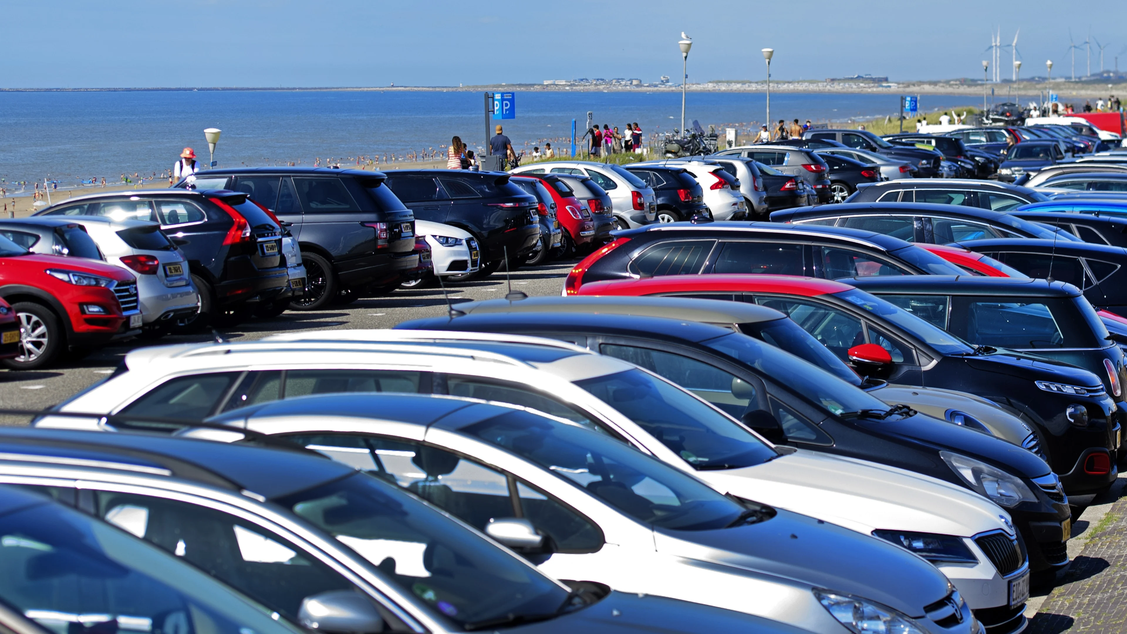 Massale drukte richting strand Zandvoort: geen lege parkeerplek meer te vinden