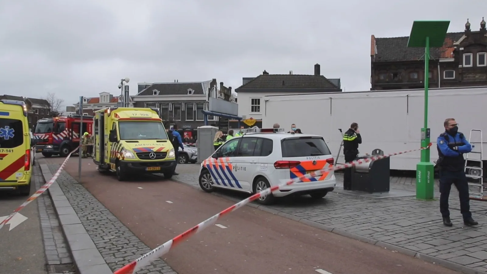 Man komt onder oliebollenkraam in Schiedam en overlijdt