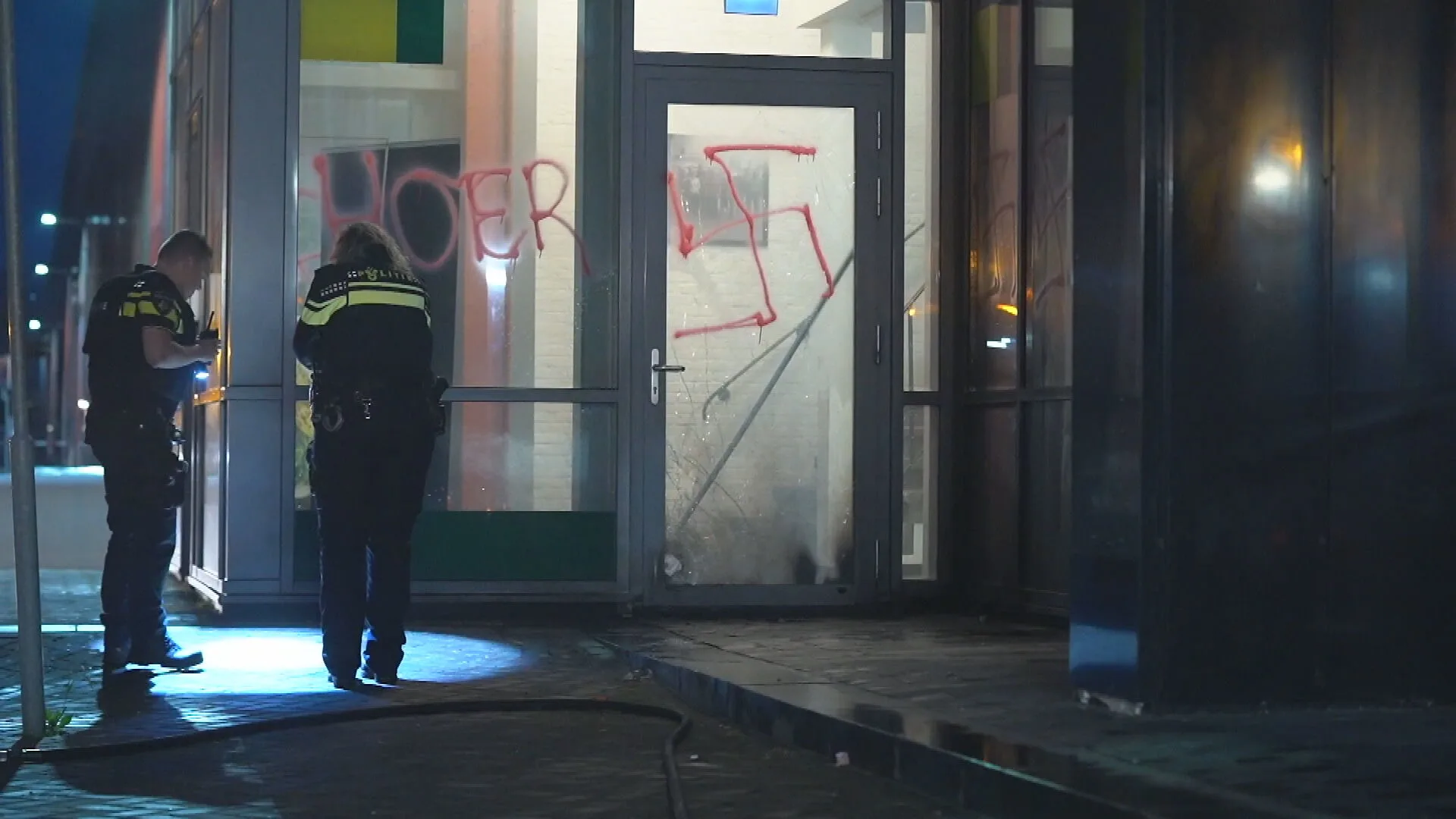 Explosie bij school Rotterdam, hakenkruizen op gevel