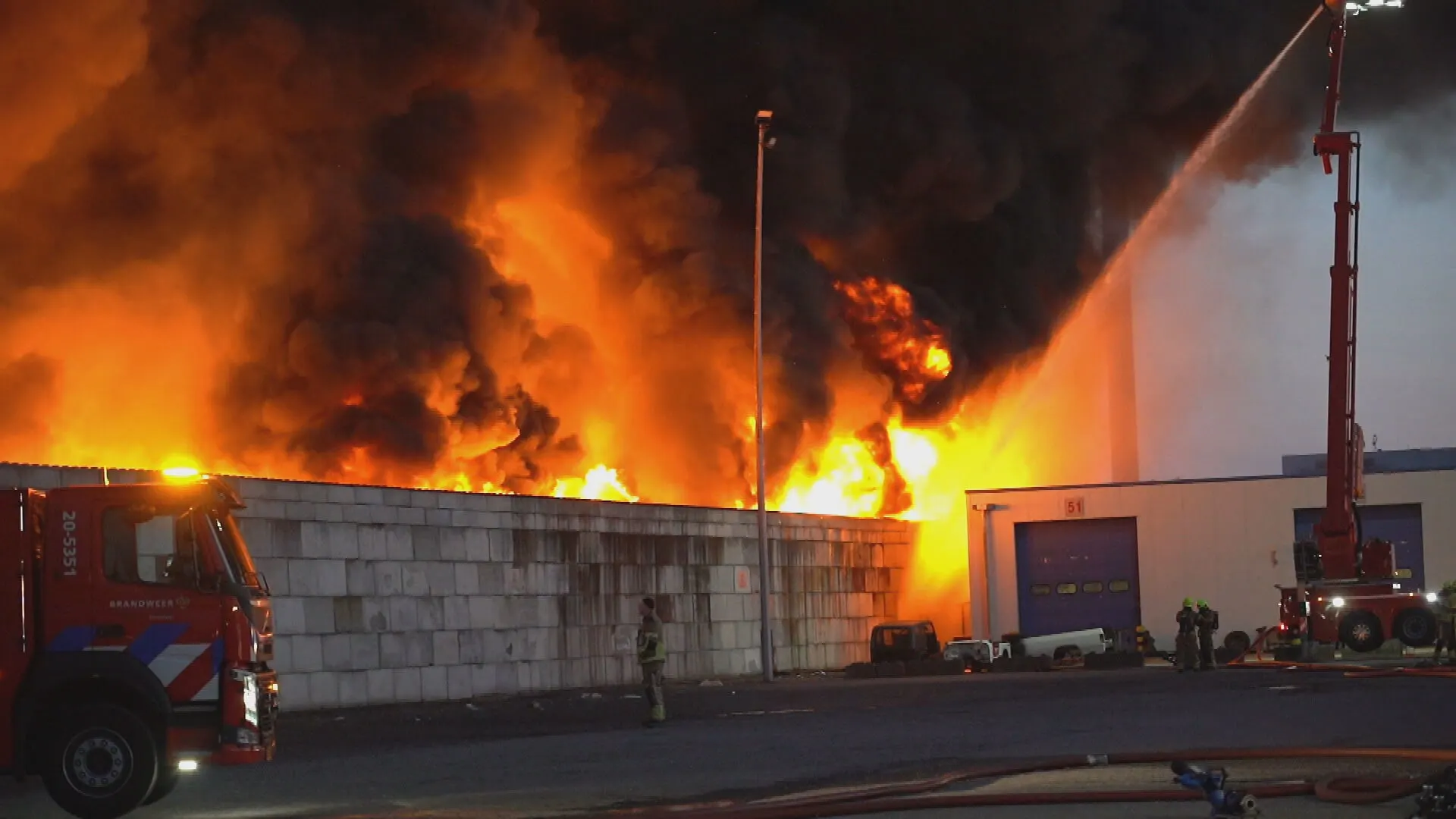 Zeer grote brand bij recyclingbedrijf in Oosterhout