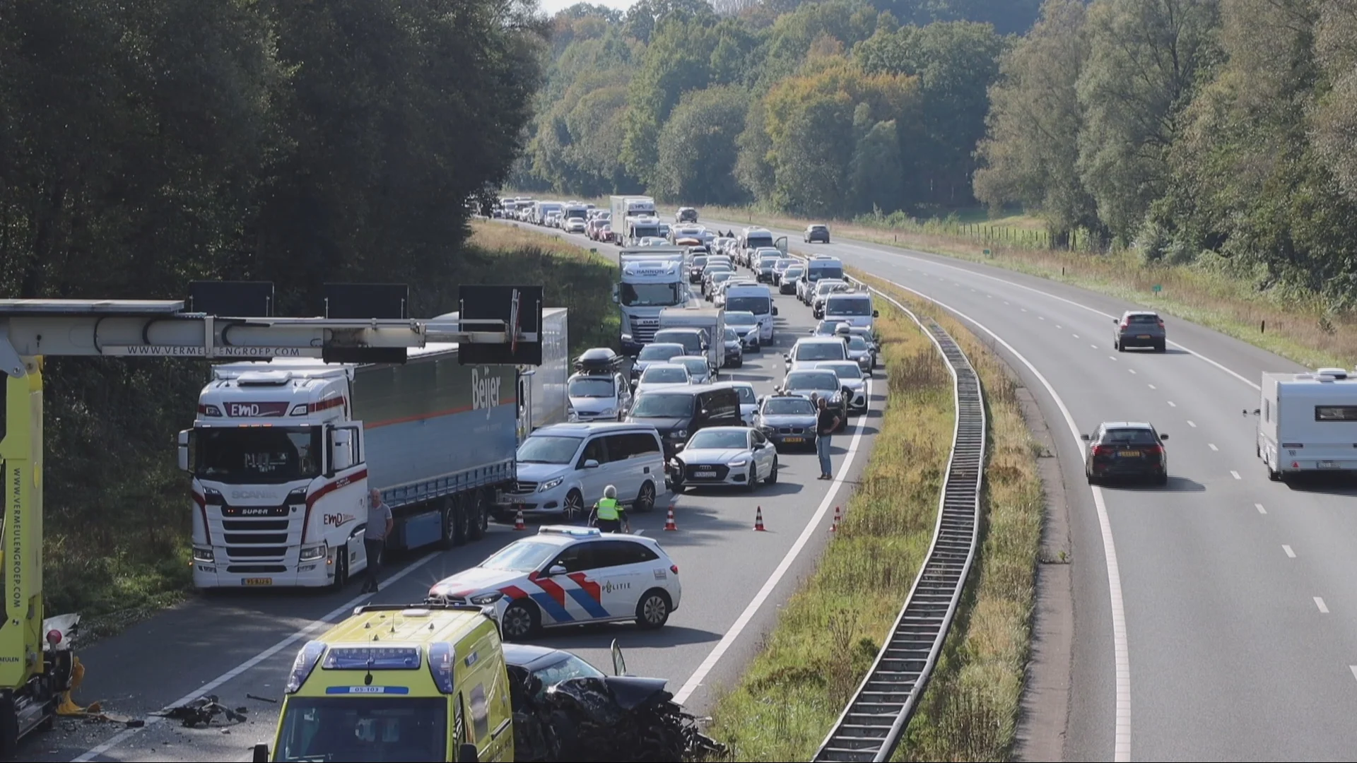 Automobilist klapt frontaal op tekstwagen bij grensovergang Duitsland