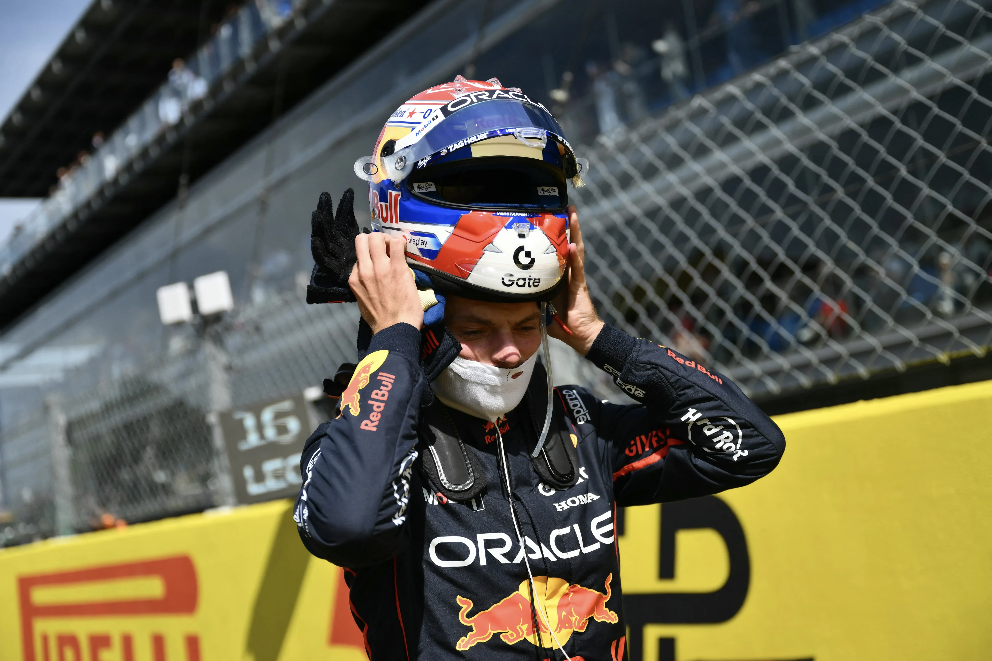 Max Verstappen gaat er met de winst vandoor in Italië